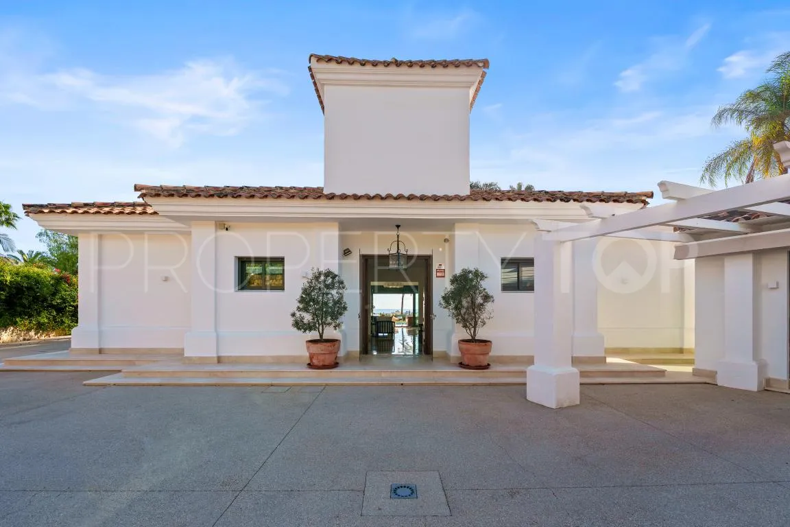 Villa with 4 bedrooms for sale in Nueva Andalucia