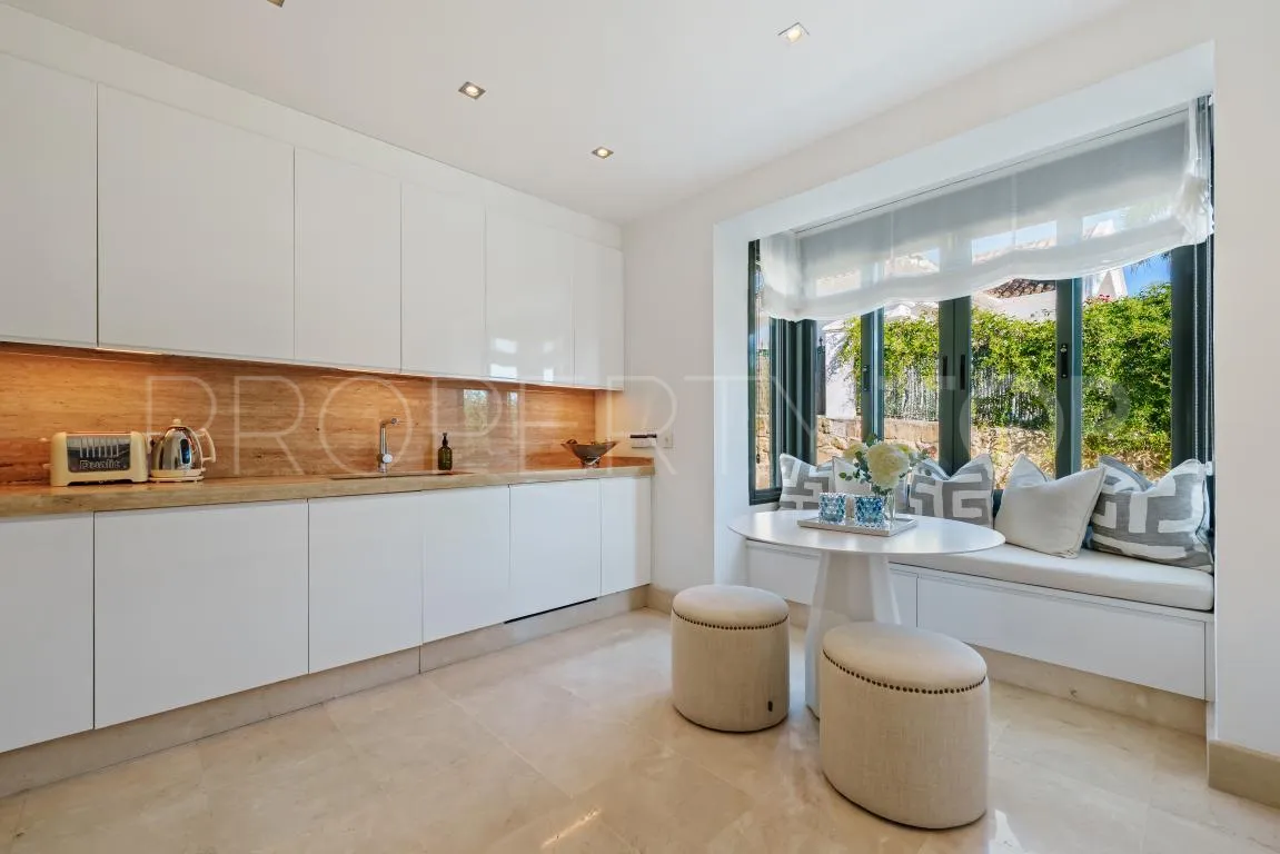 Villa with 4 bedrooms for sale in Nueva Andalucia