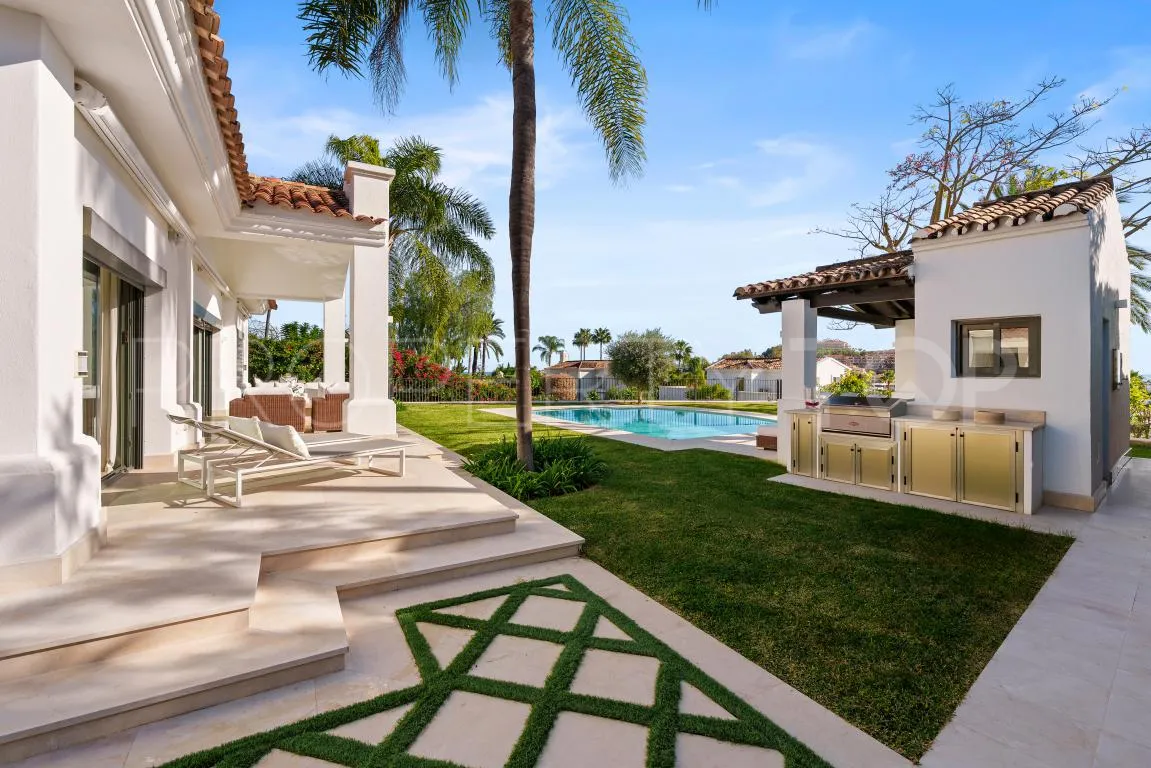 Villa with 4 bedrooms for sale in Nueva Andalucia