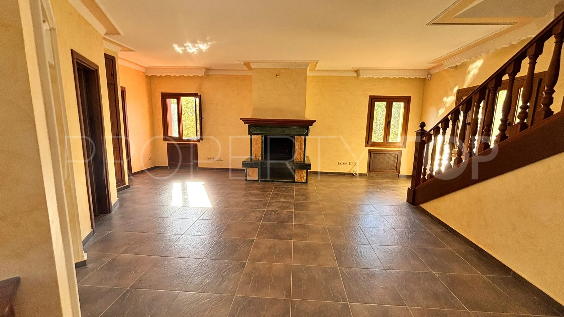 Villa for sale in Estepona