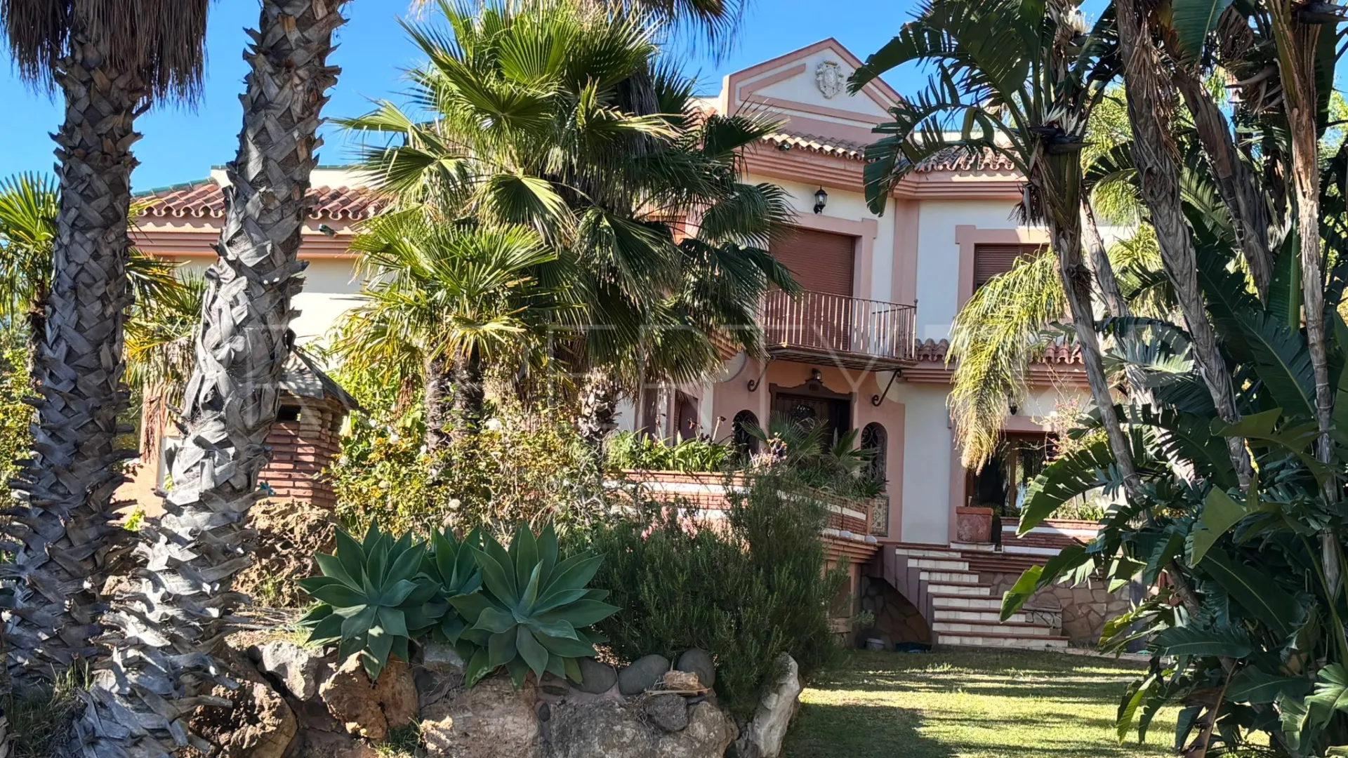 Villa for sale in Estepona