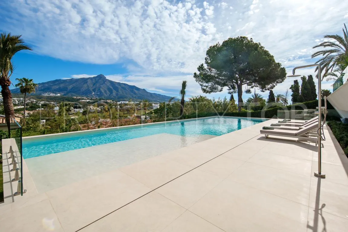 Villa en venta de 5 dormitorios en Nueva Andalucia