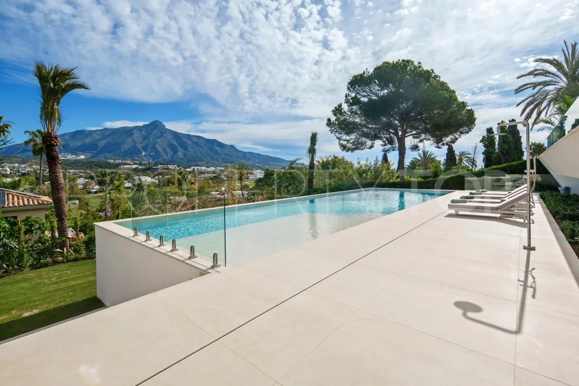 Villa en venta de 5 dormitorios en Nueva Andalucia