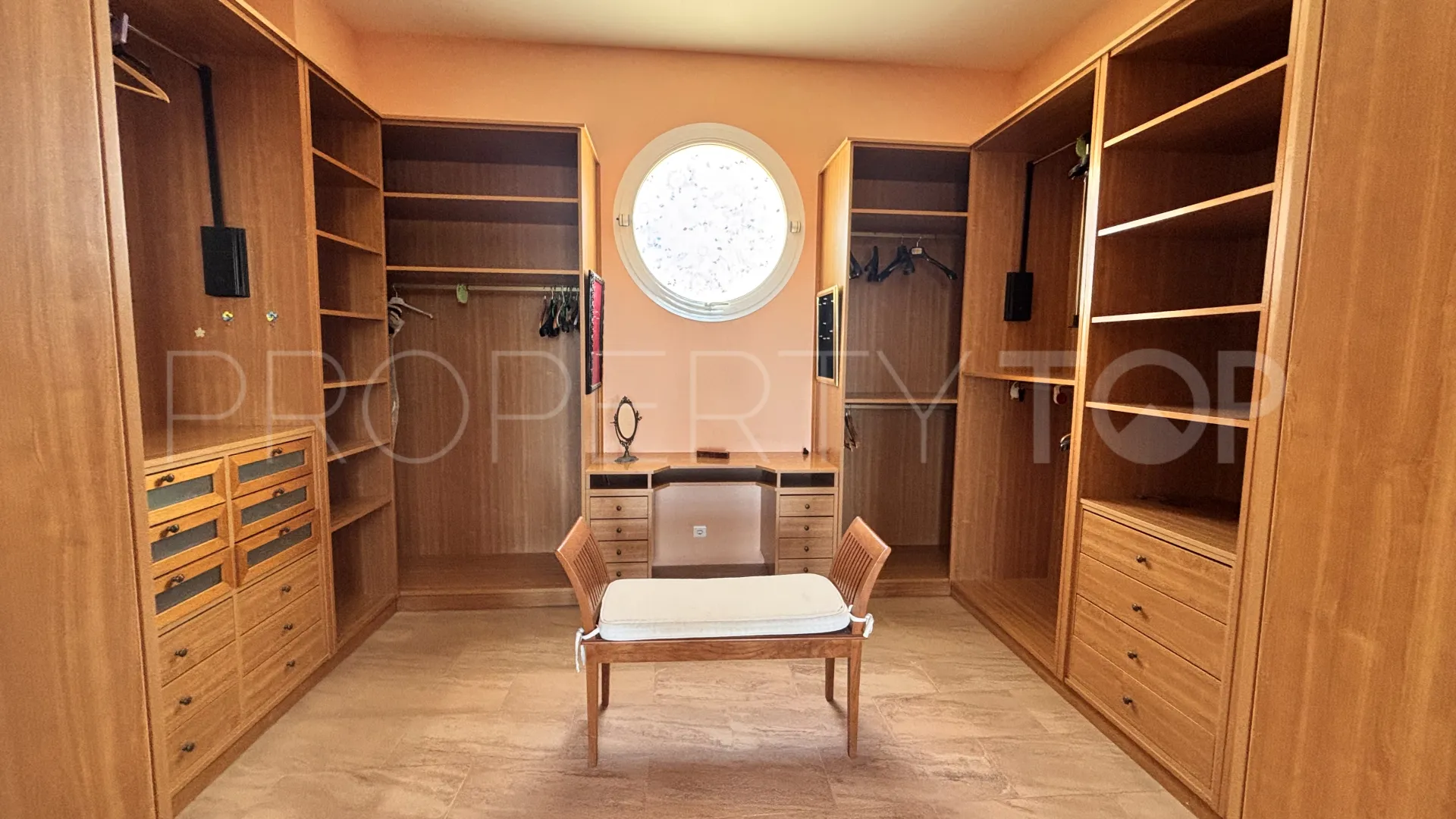 Mansion en venta de 8 dormitorios en Forest Hills