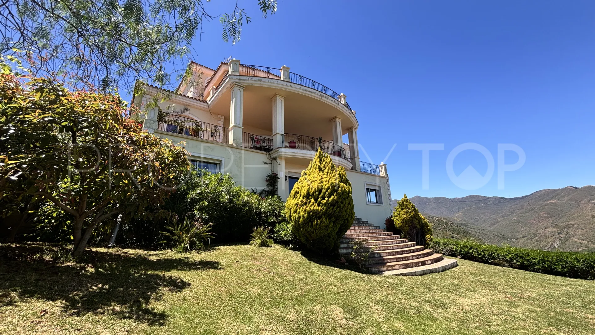 Mansion en venta de 8 dormitorios en Forest Hills