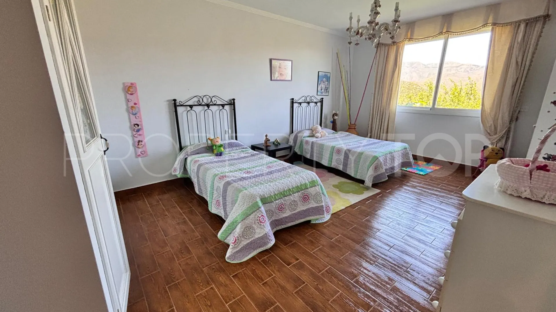 Mansion en venta de 8 dormitorios en Forest Hills