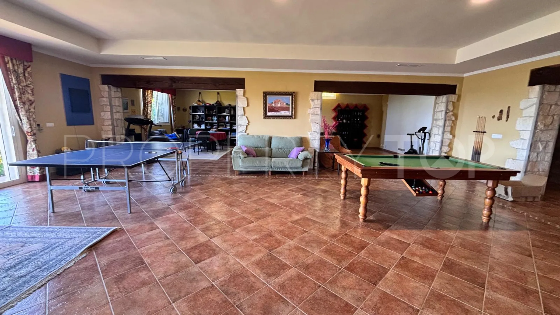 Mansion en venta de 8 dormitorios en Forest Hills
