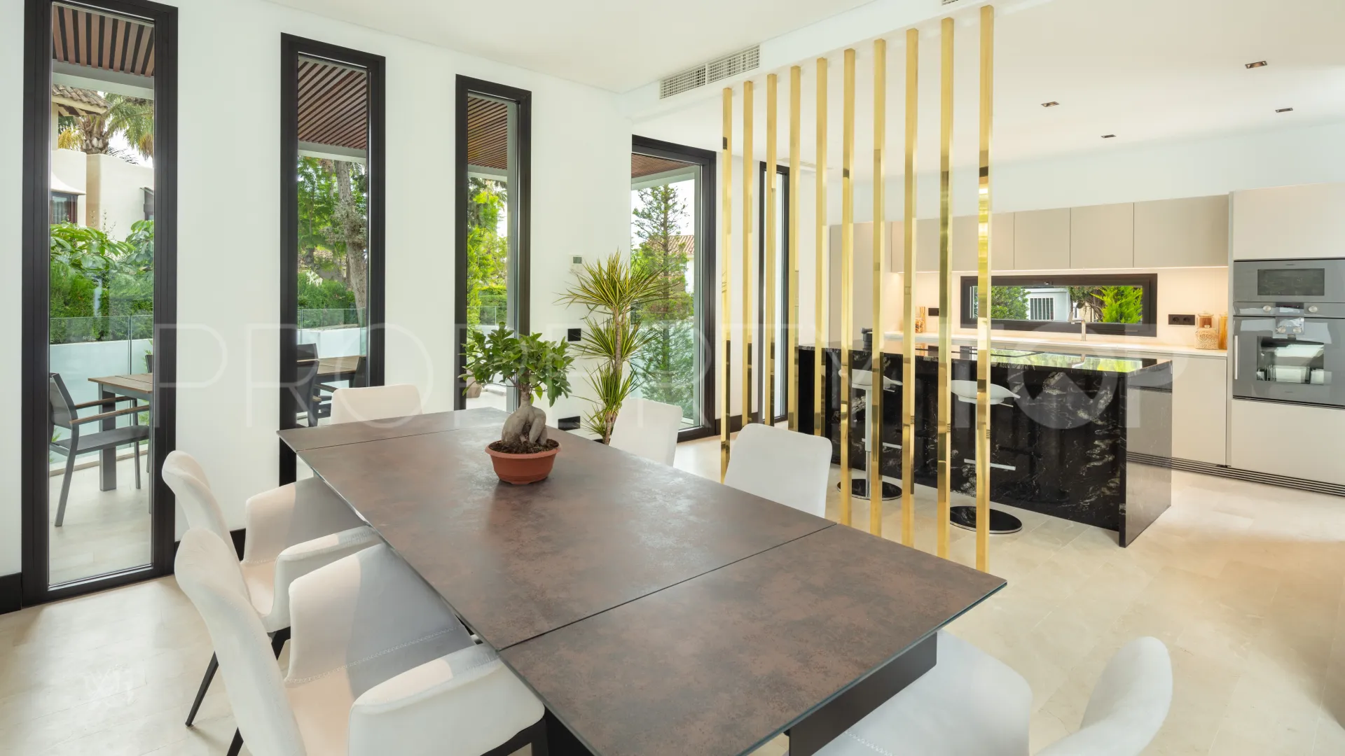 5 bedrooms villa for sale in Marbella Golden Mile