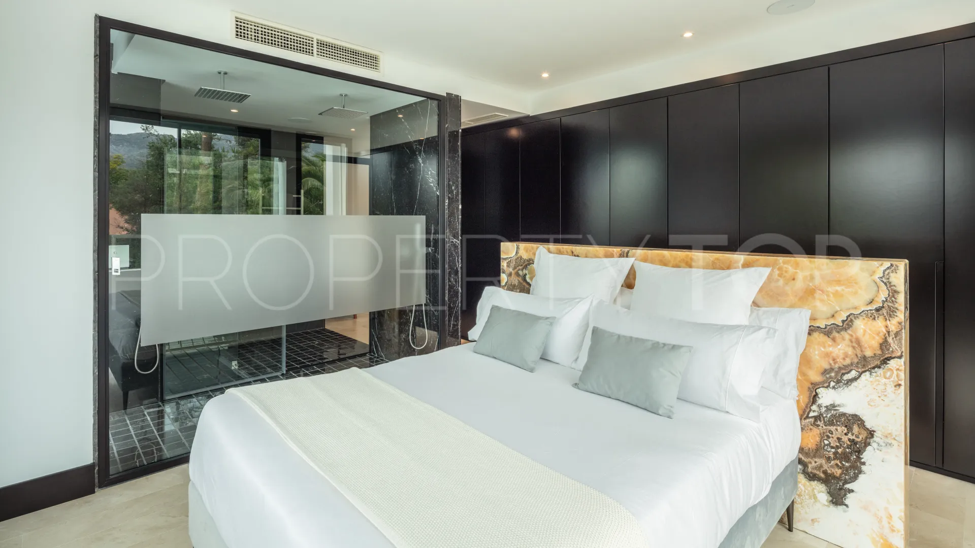 5 bedrooms villa for sale in Marbella Golden Mile