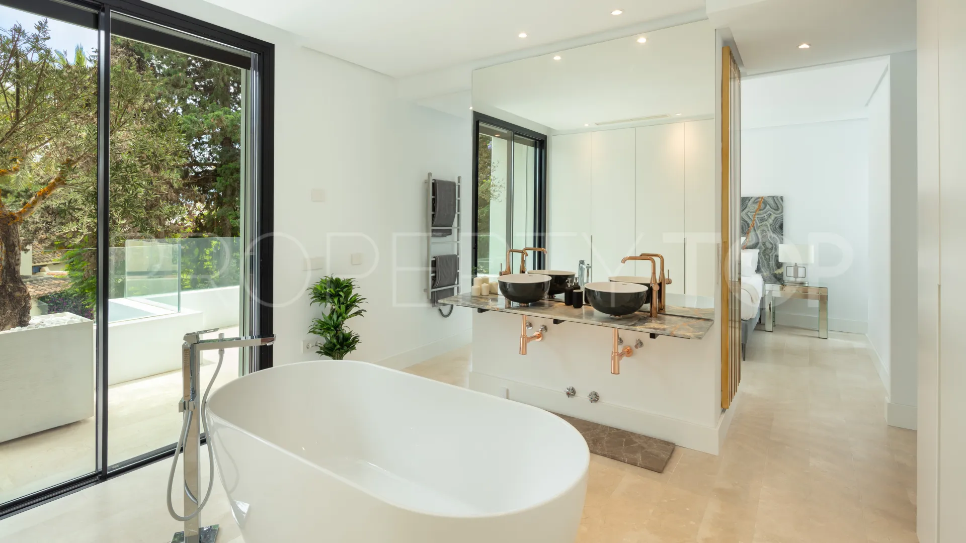5 bedrooms villa for sale in Marbella Golden Mile