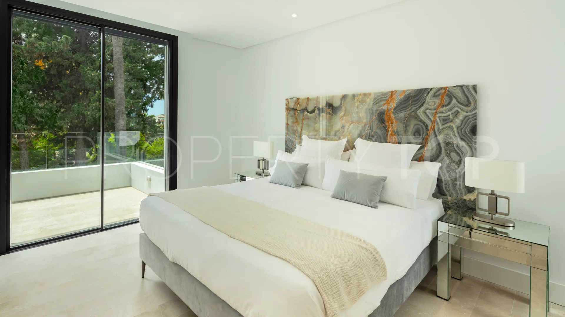 5 bedrooms villa for sale in Marbella Golden Mile