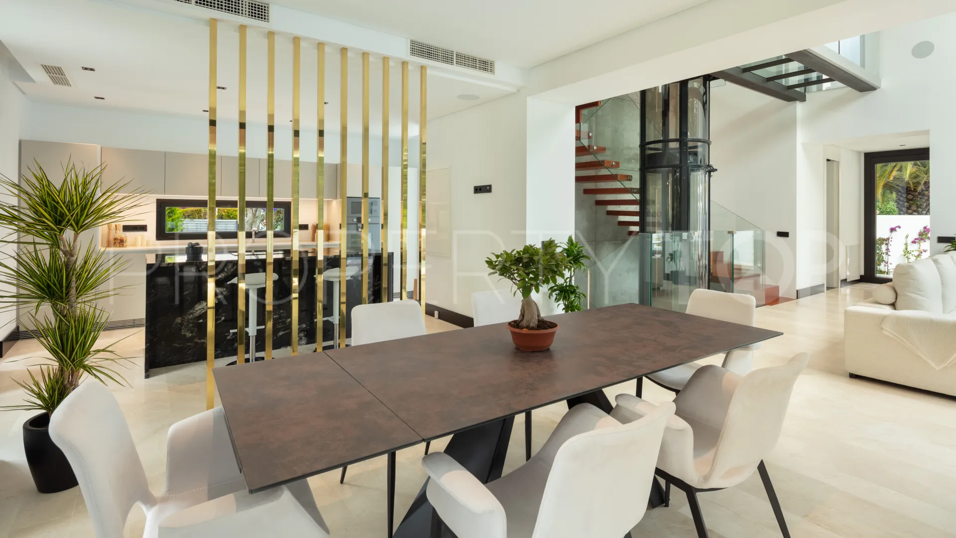5 bedrooms villa for sale in Marbella Golden Mile