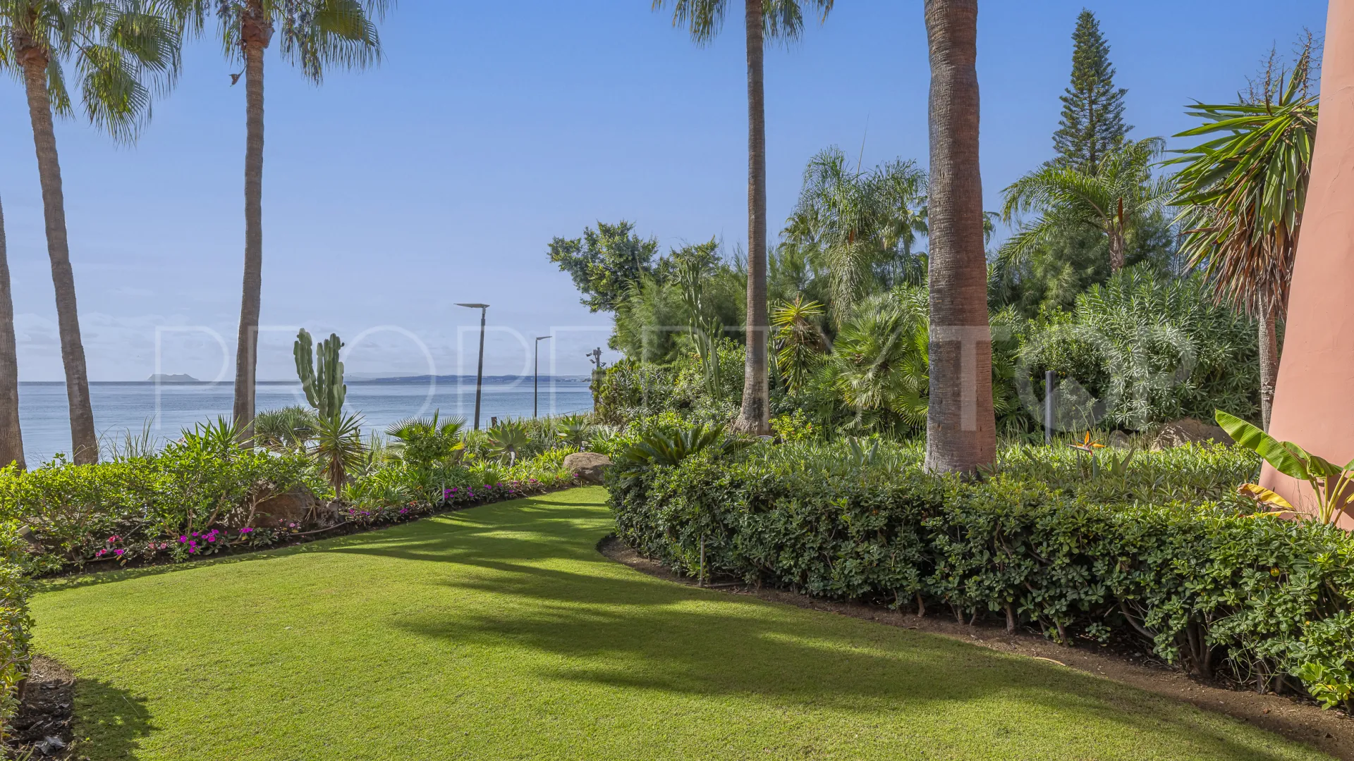 Estepona, apartamento planta baja en venta de 3 dormitorios