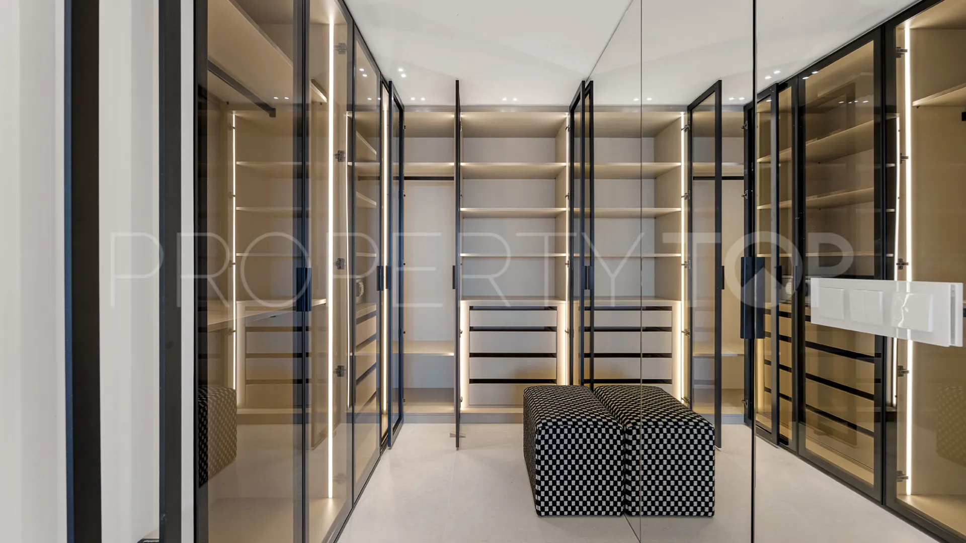 Estepona, apartamento planta baja en venta de 3 dormitorios