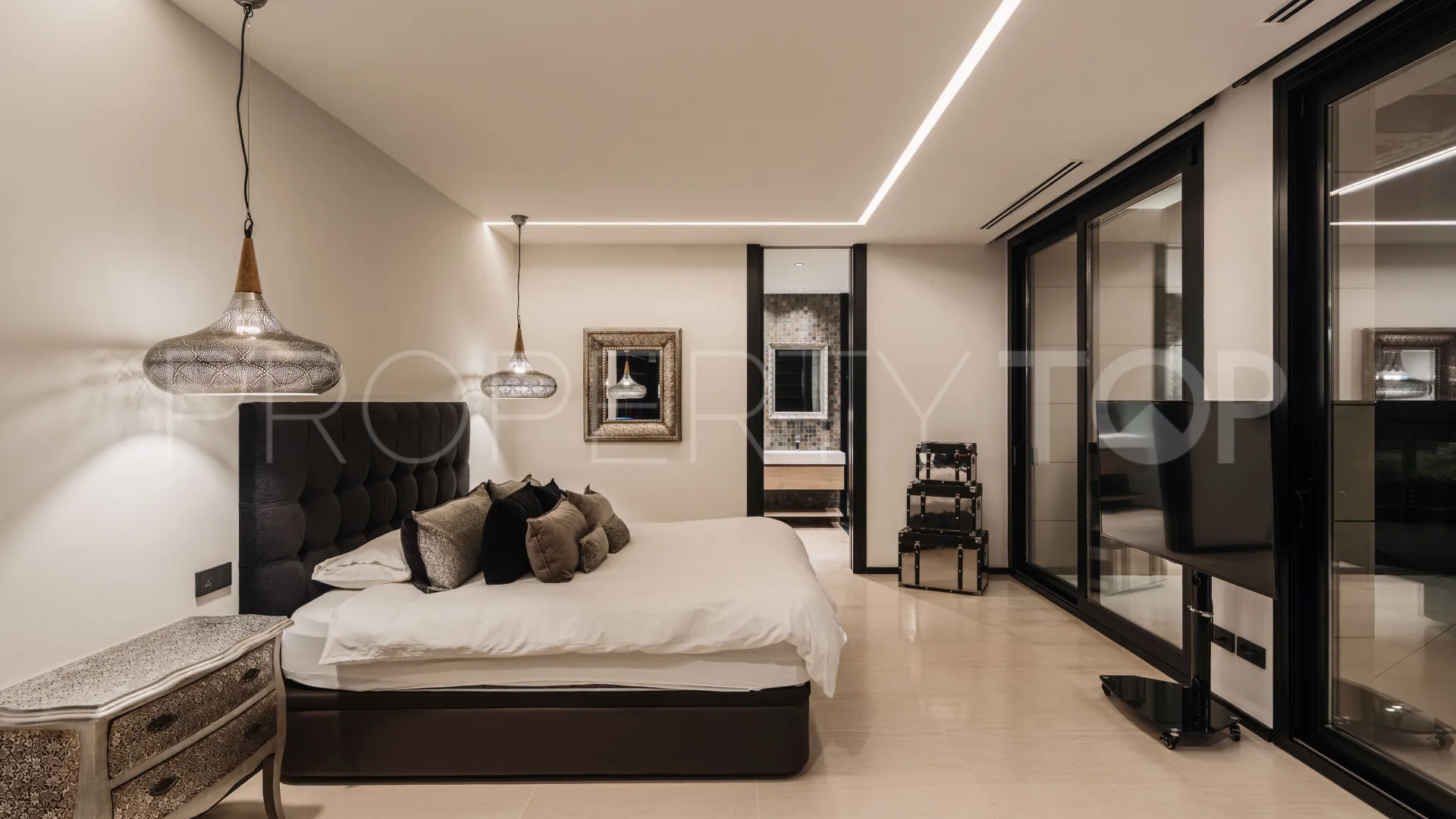 Nueva Andalucia 6 bedrooms villa for sale