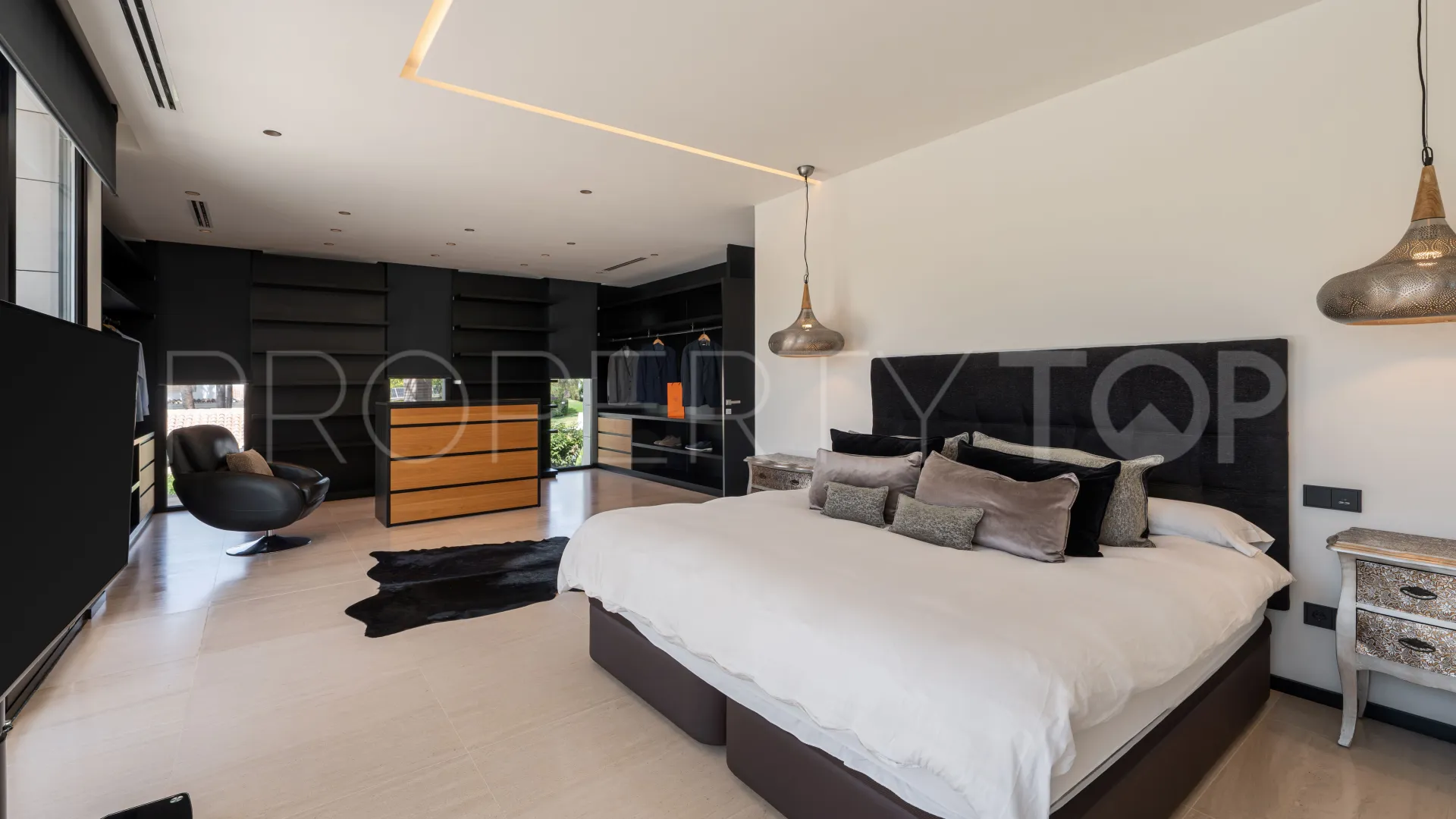 Nueva Andalucia 6 bedrooms villa for sale