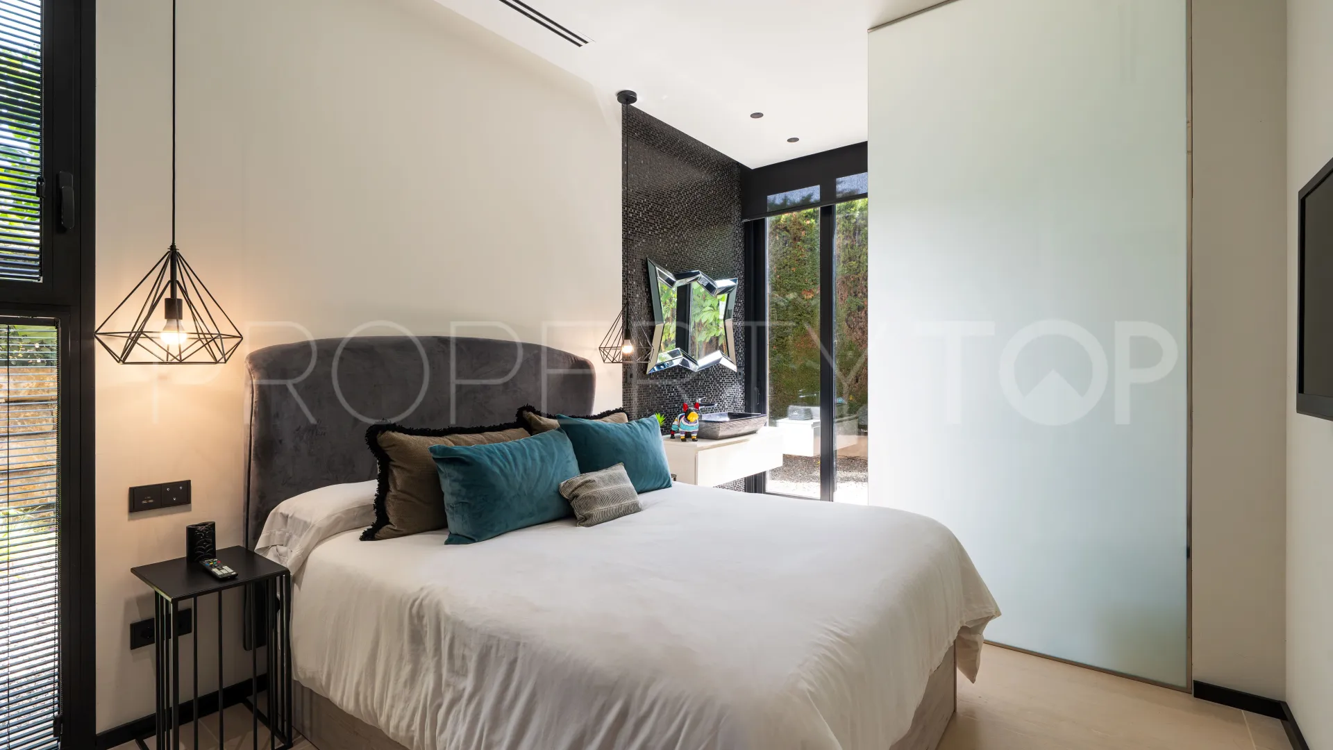 Nueva Andalucia 6 bedrooms villa for sale