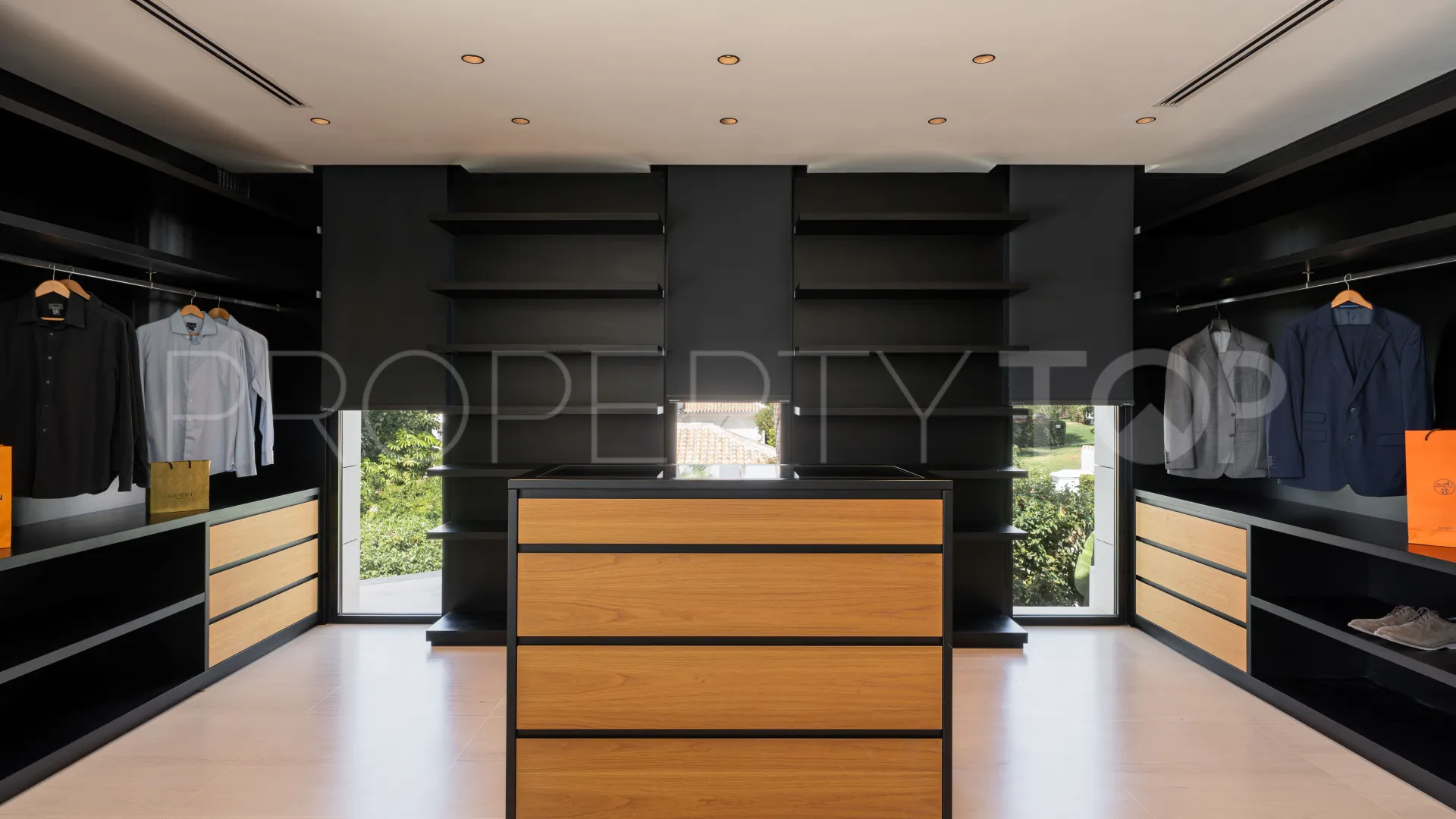 Nueva Andalucia 6 bedrooms villa for sale