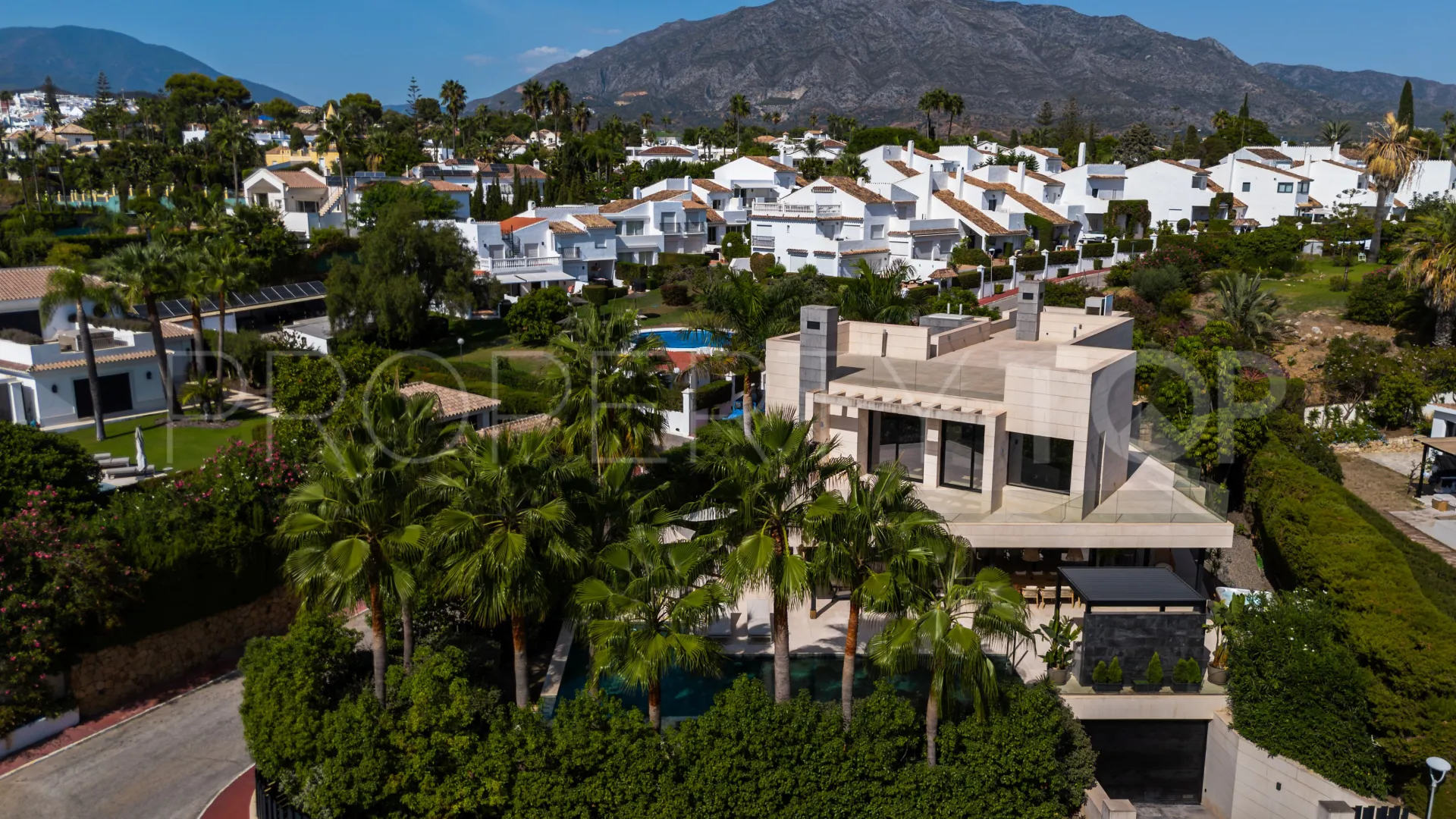 Nueva Andalucia 6 bedrooms villa for sale