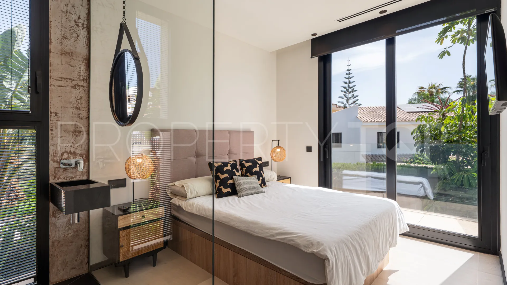 Nueva Andalucia 6 bedrooms villa for sale