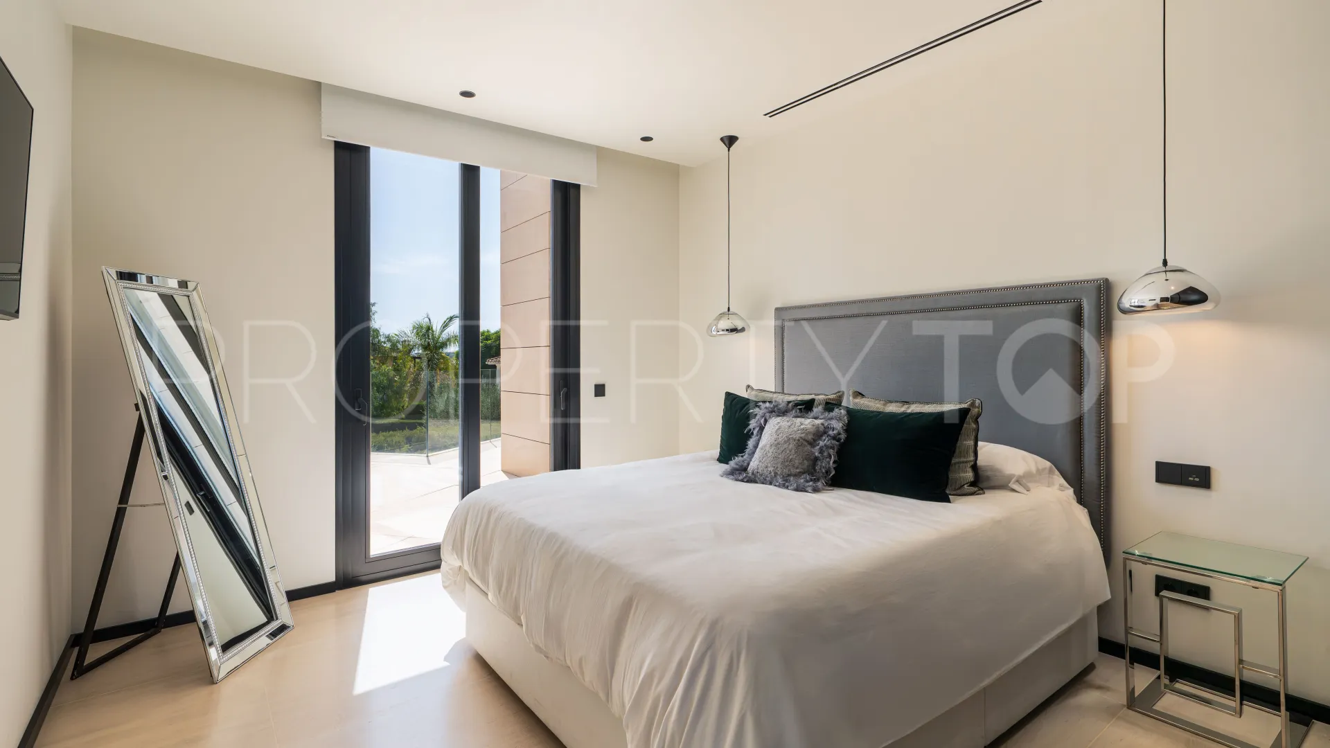 Nueva Andalucia 6 bedrooms villa for sale