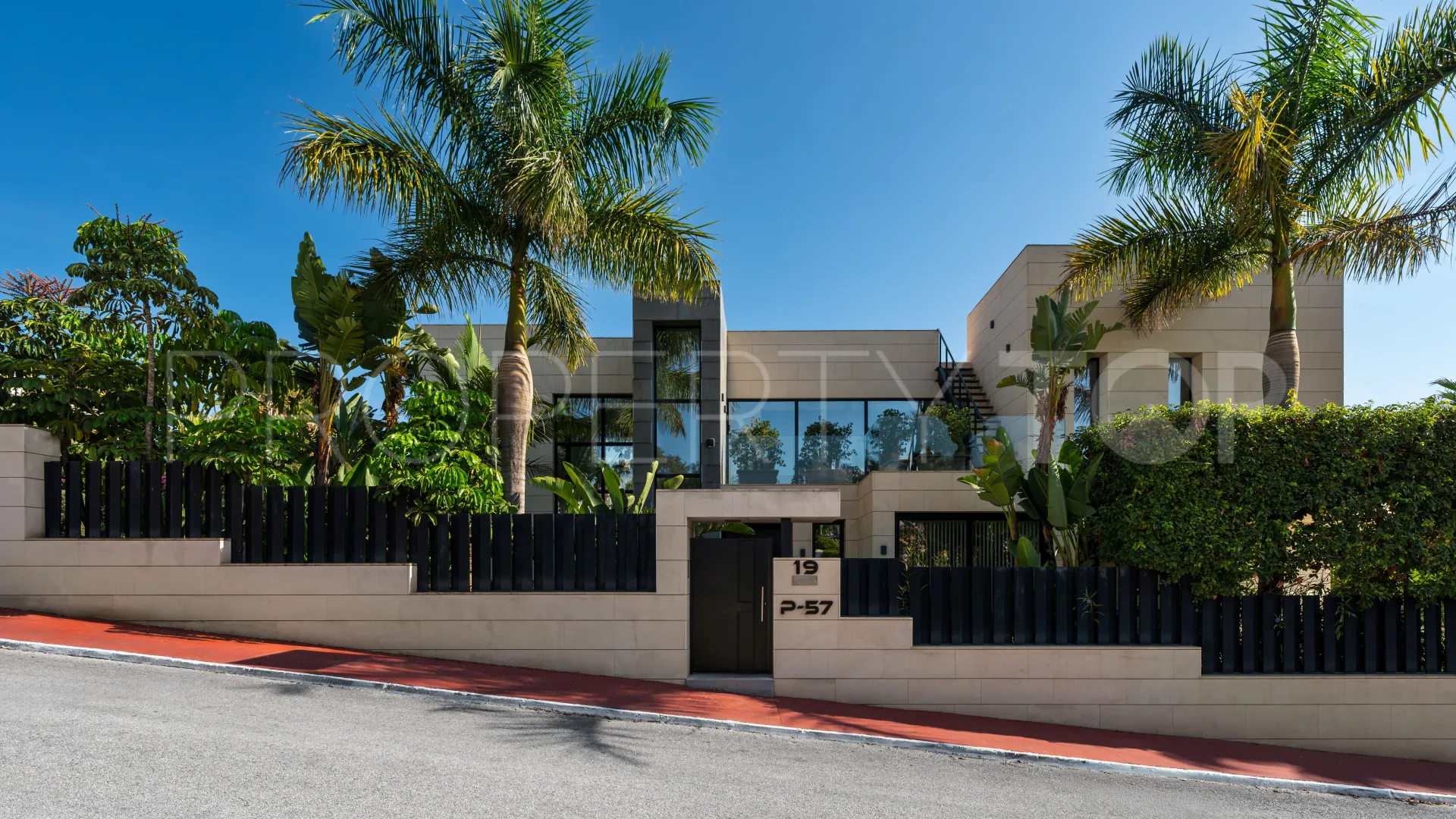 Nueva Andalucia 6 bedrooms villa for sale