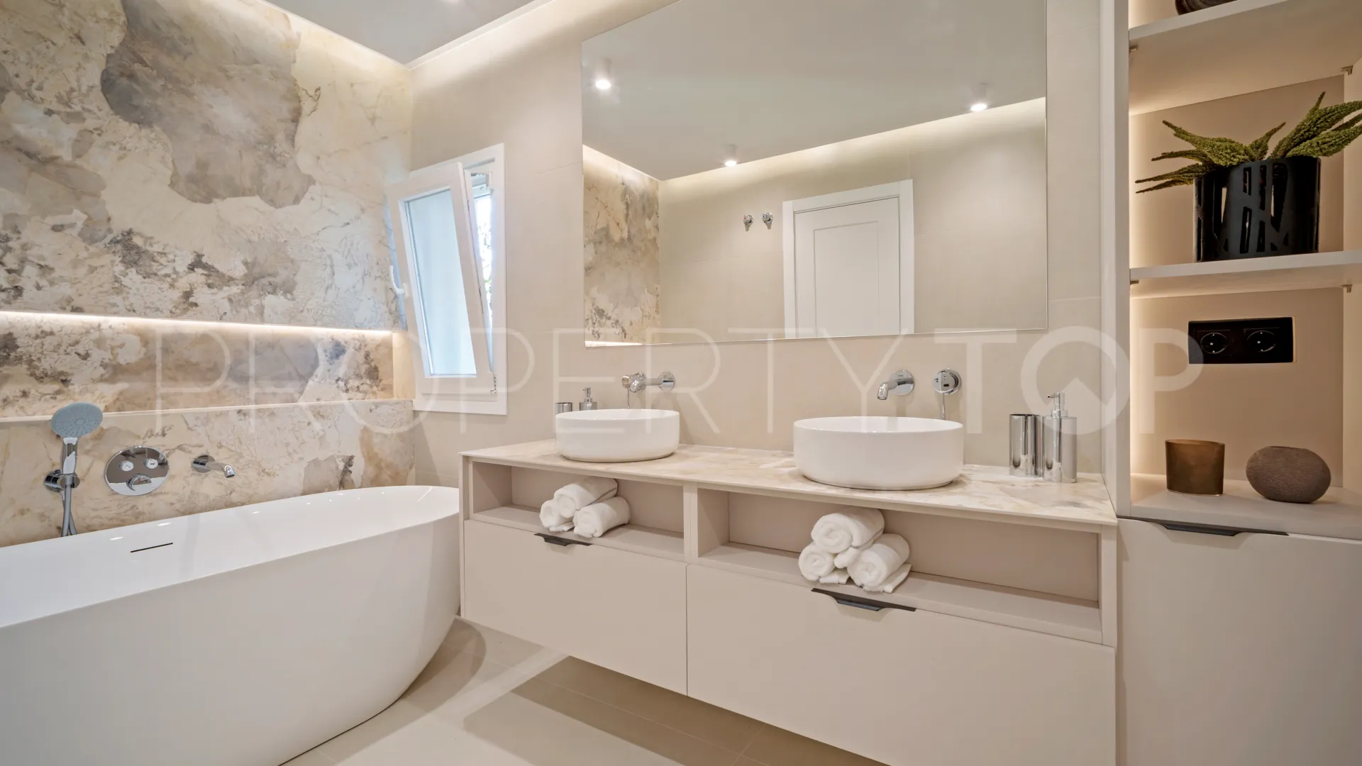Buy 3 bedrooms apartment in Estepona East