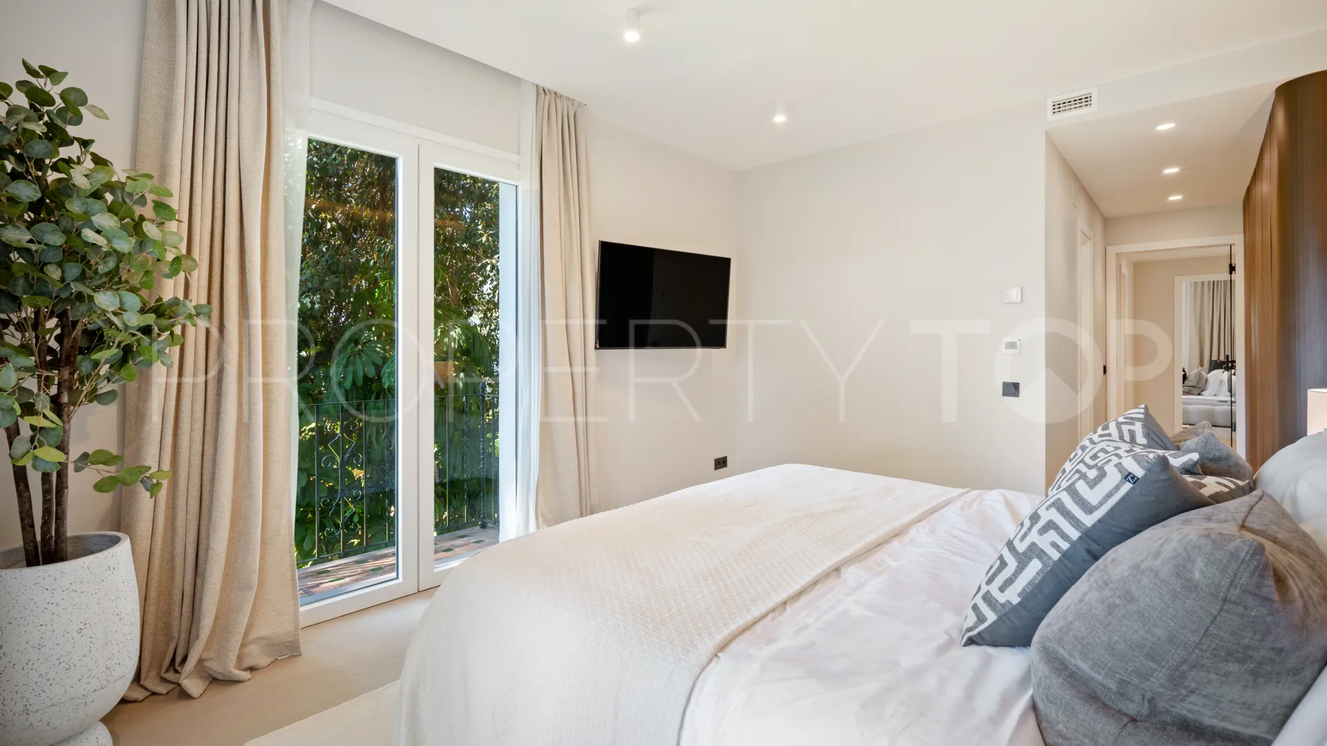 Buy 3 bedrooms apartment in Estepona East