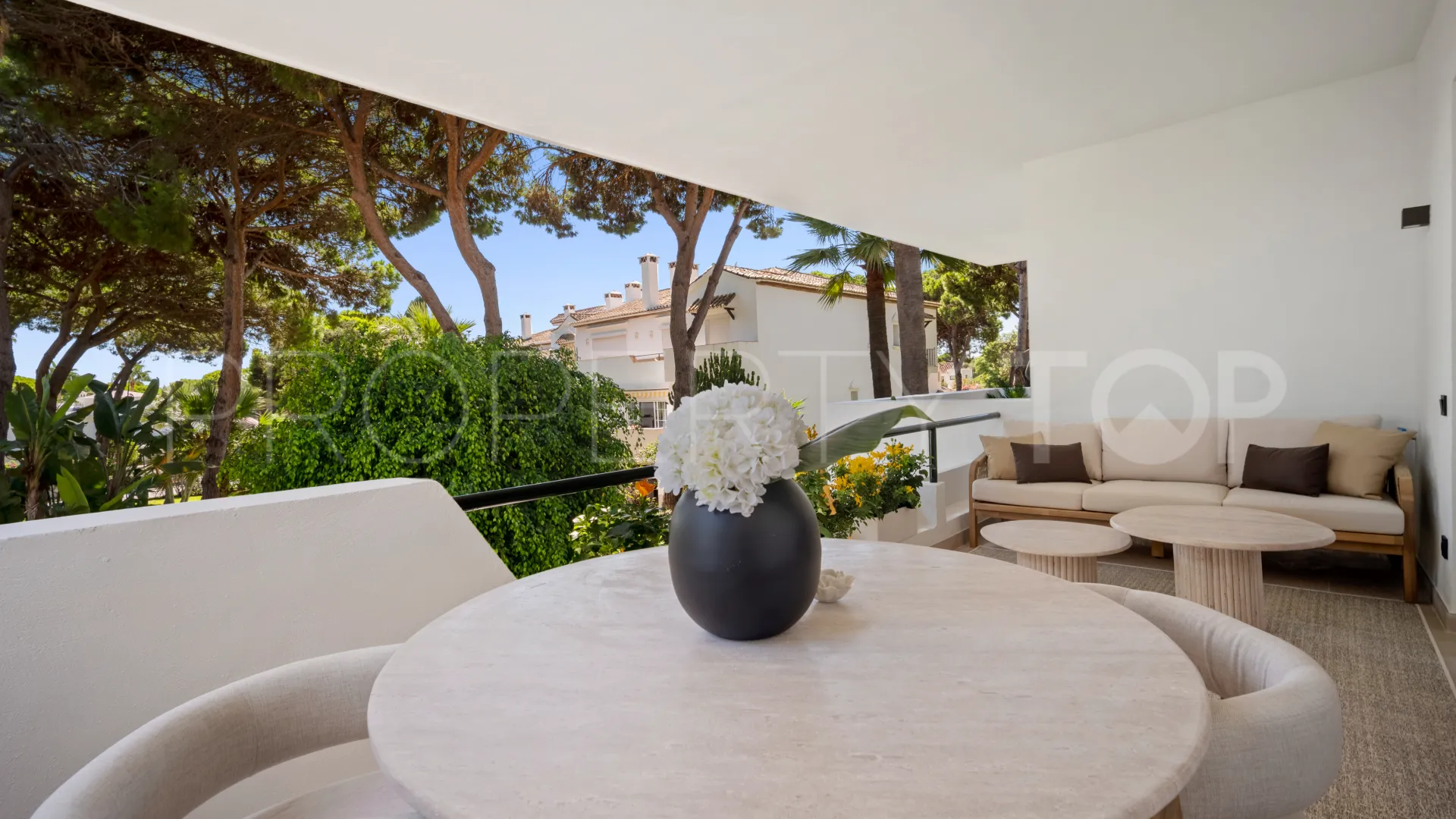 Buy 3 bedrooms apartment in Estepona East