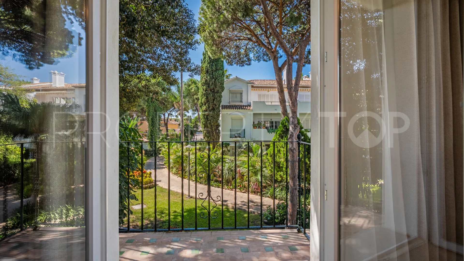 Buy 3 bedrooms apartment in Estepona East