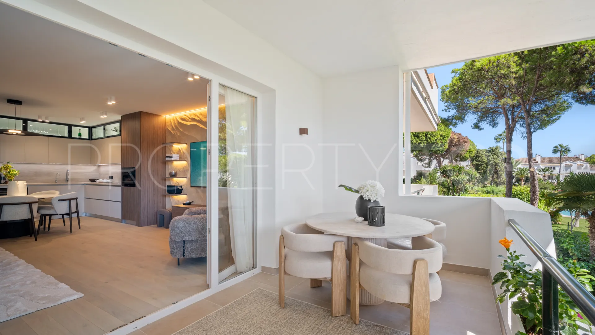 Buy 3 bedrooms apartment in Estepona East