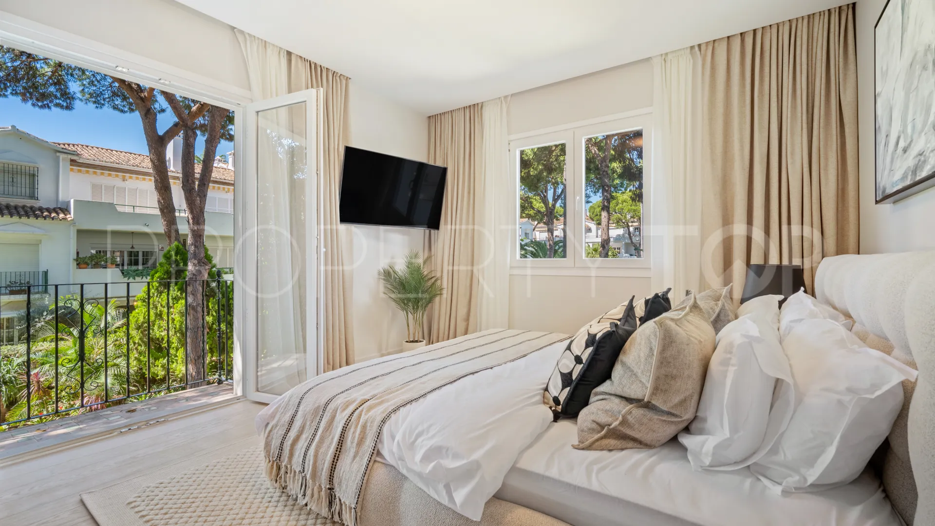 Buy 3 bedrooms apartment in Estepona East