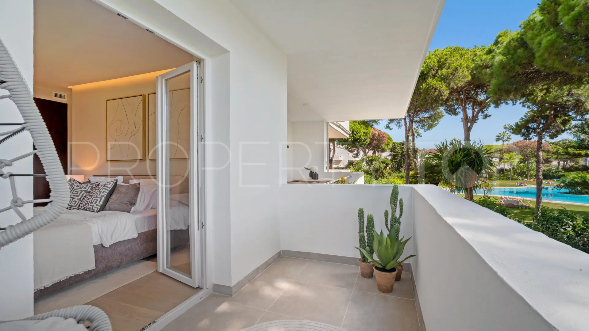 Buy 3 bedrooms apartment in Estepona East