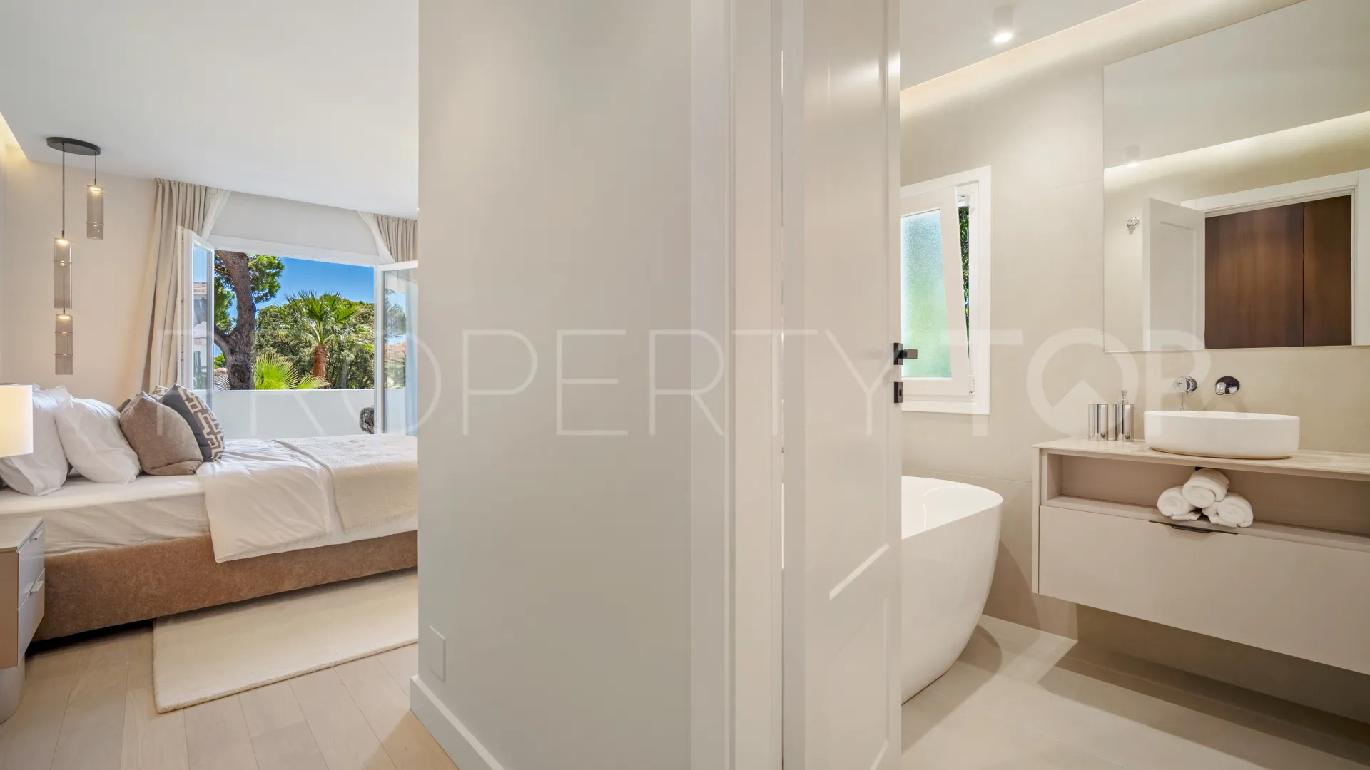 Buy 3 bedrooms apartment in Estepona East