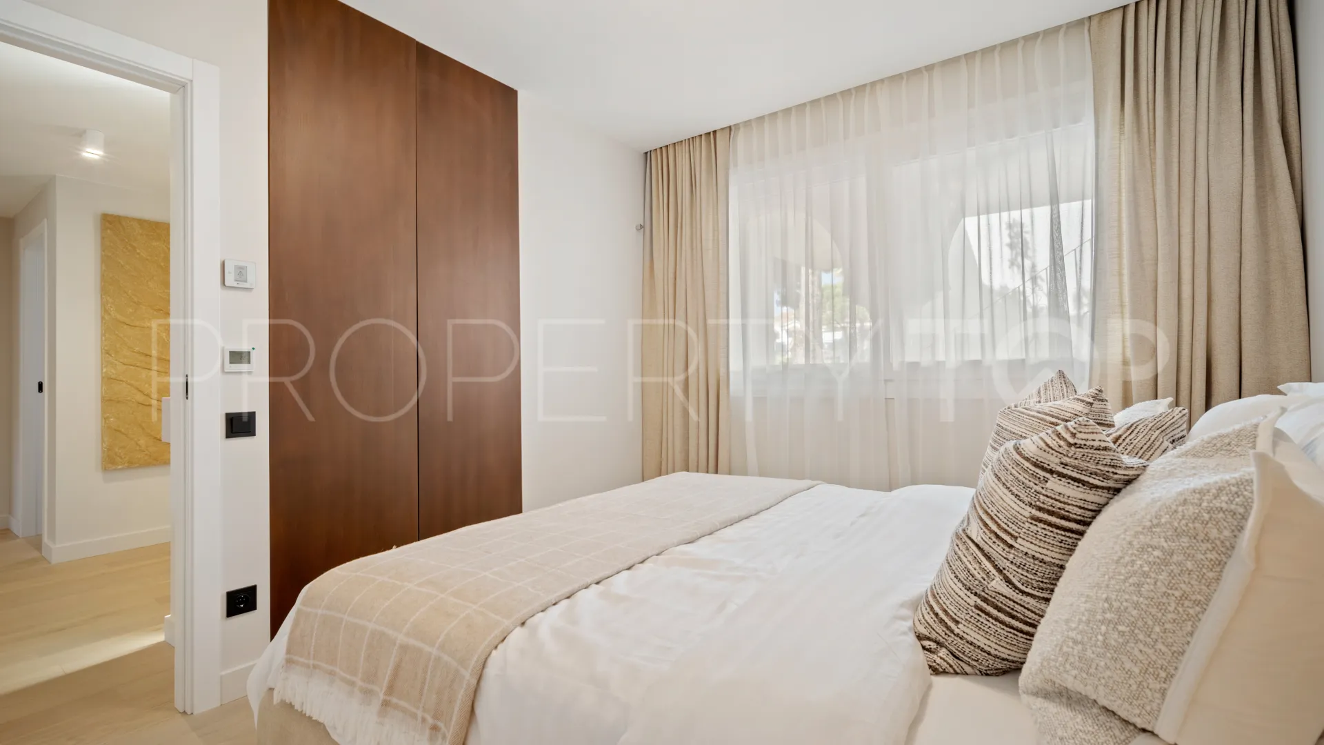 Buy 3 bedrooms apartment in Estepona East