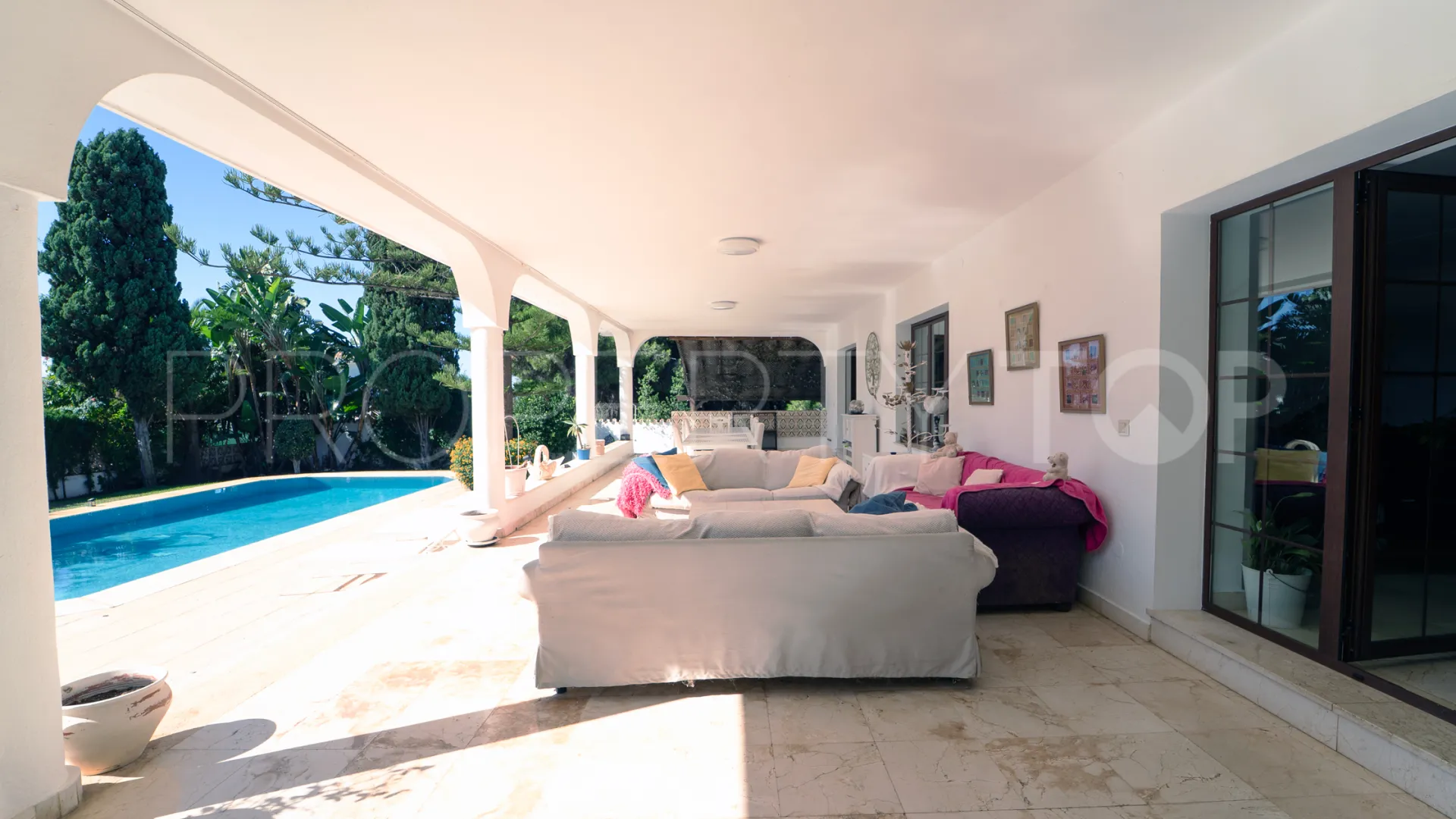 Comprar villa con 8 dormitorios en Marbesa