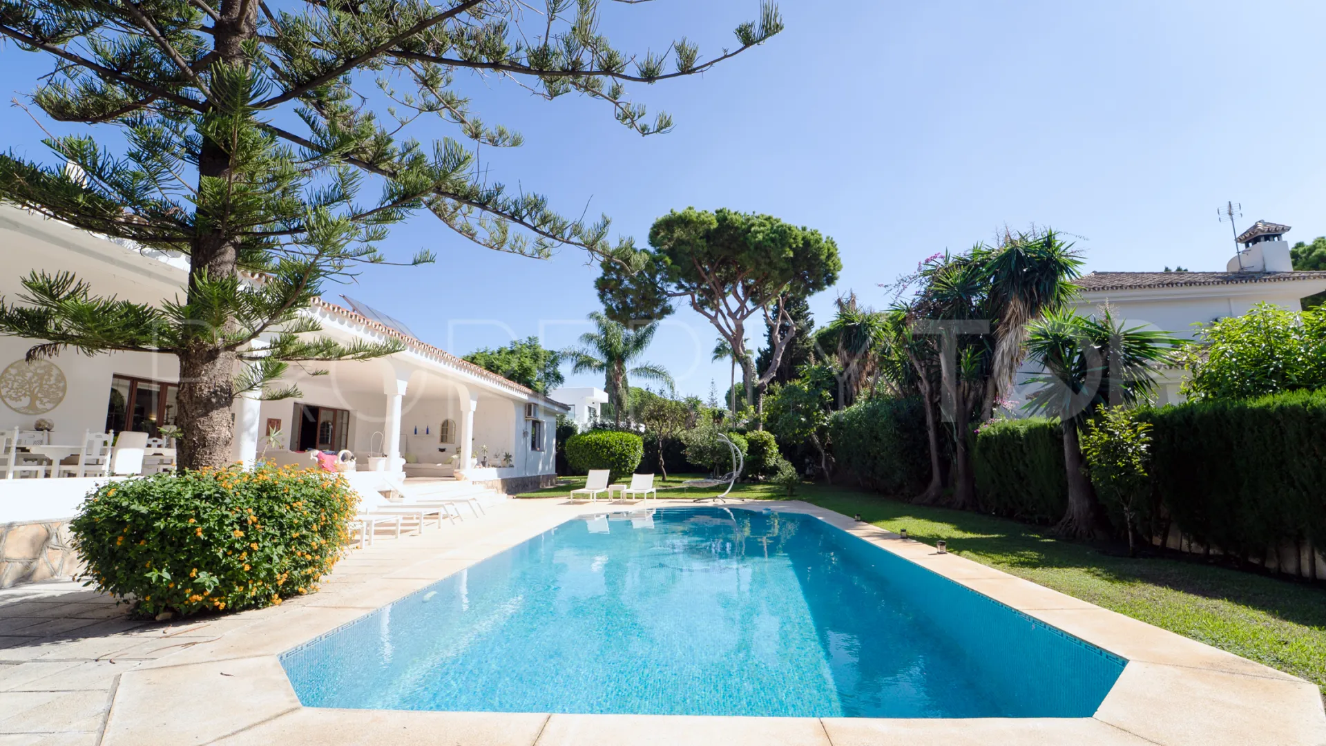 Comprar villa con 8 dormitorios en Marbesa