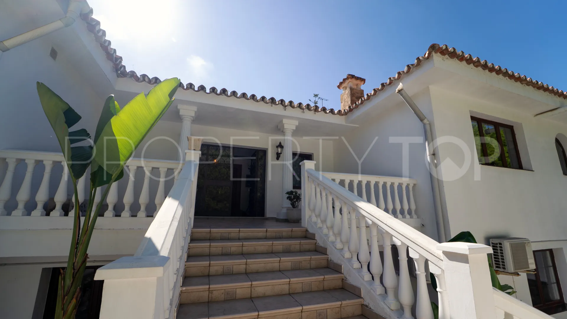 Comprar villa con 8 dormitorios en Marbesa