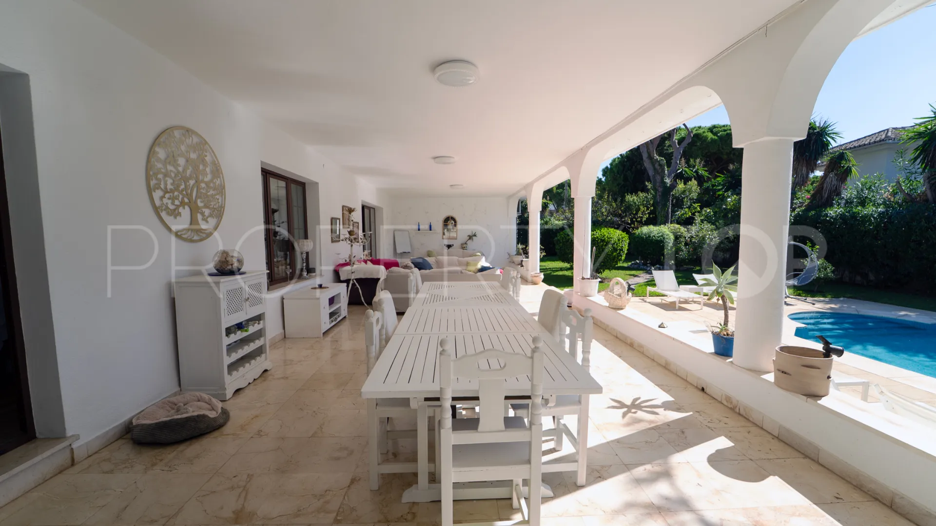 Comprar villa con 8 dormitorios en Marbesa