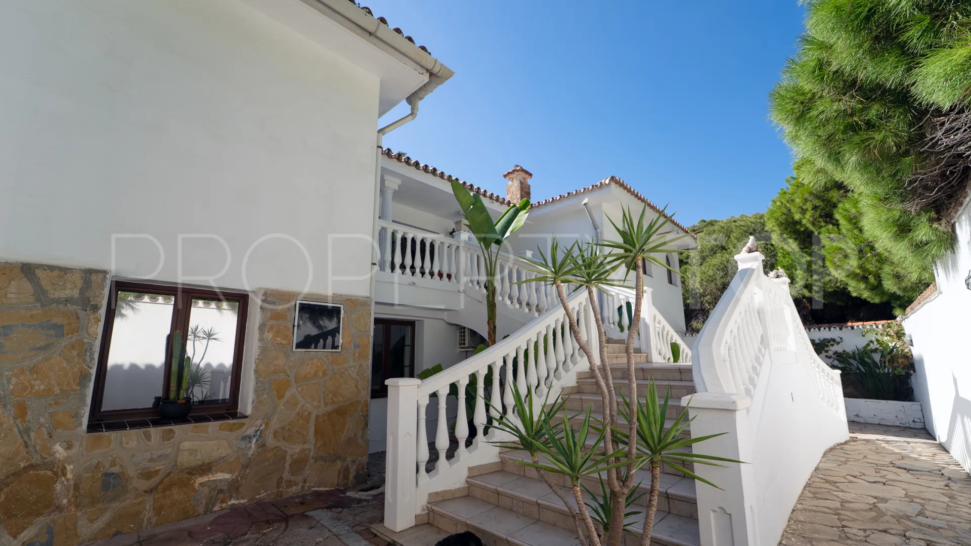 Comprar villa con 8 dormitorios en Marbesa