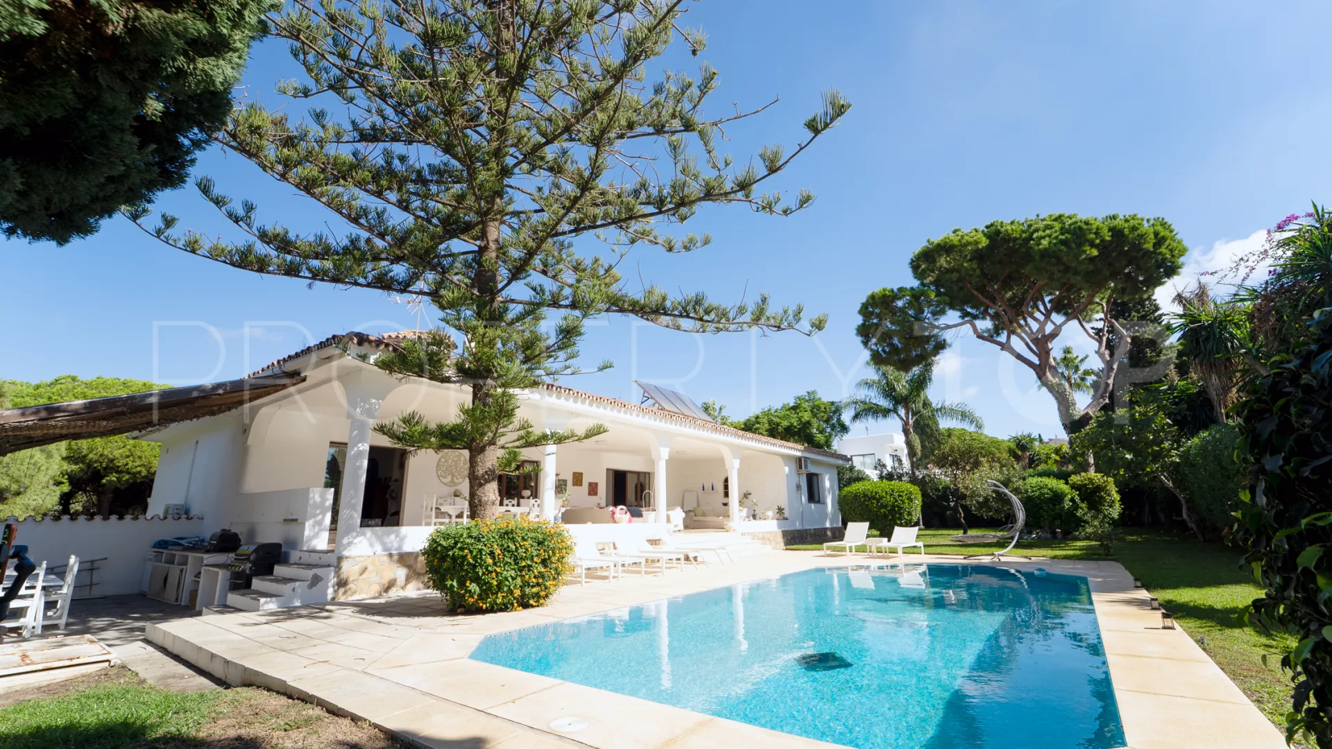 Comprar villa con 8 dormitorios en Marbesa