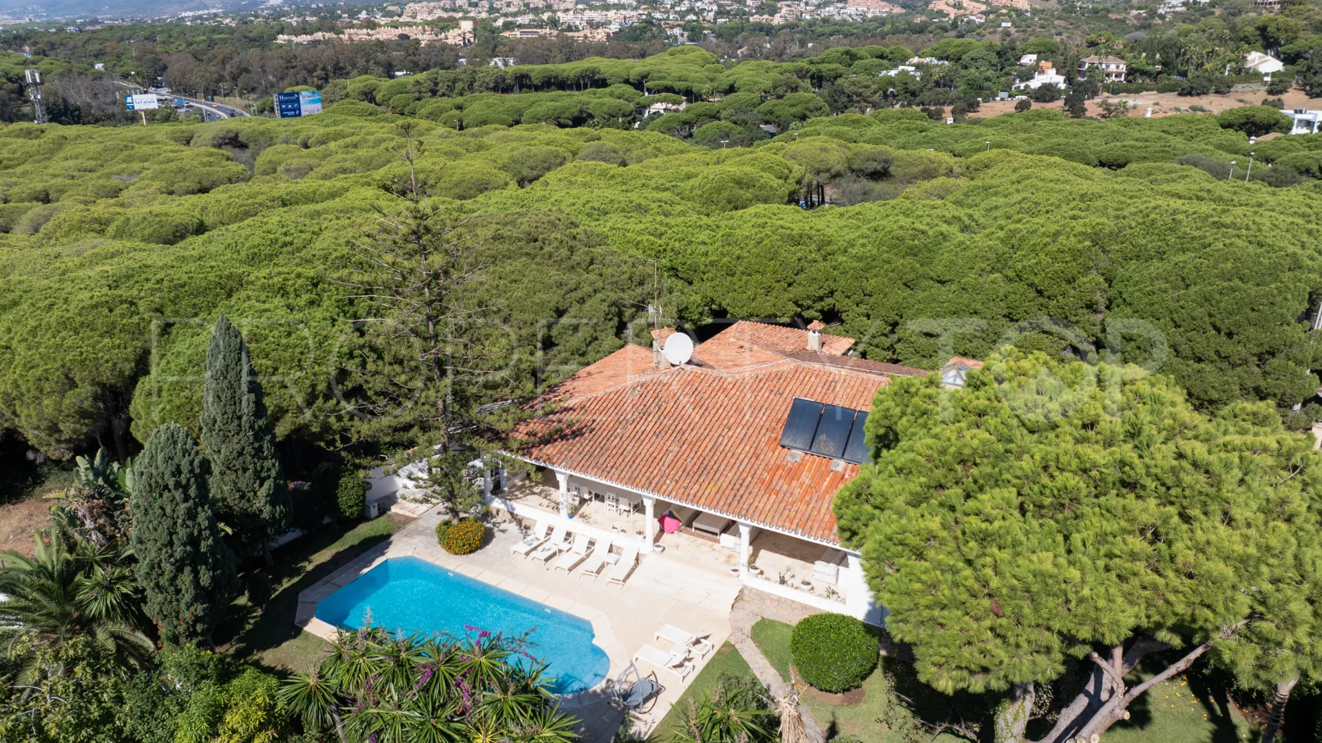 Comprar villa con 8 dormitorios en Marbesa