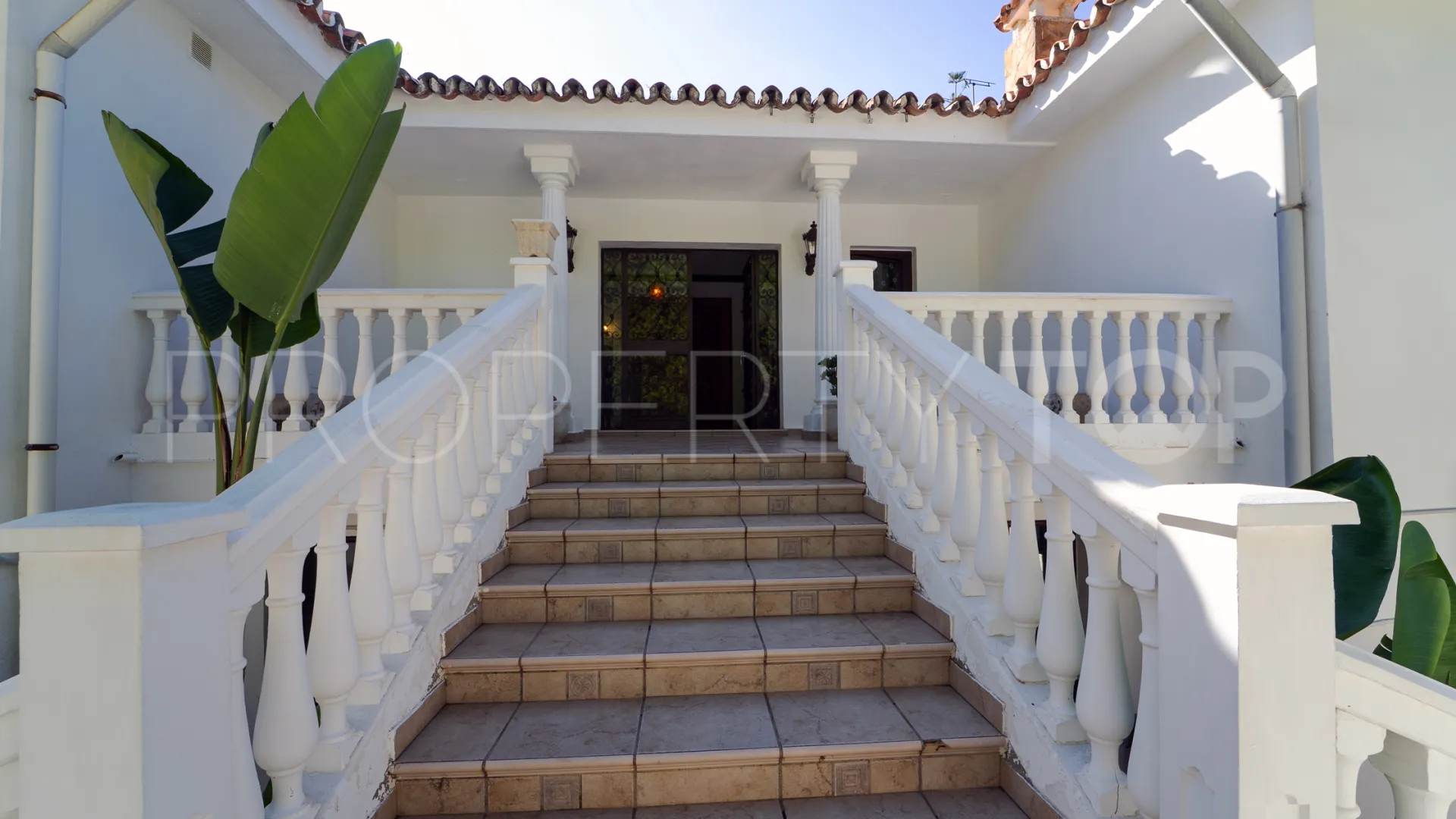 Comprar villa con 8 dormitorios en Marbesa