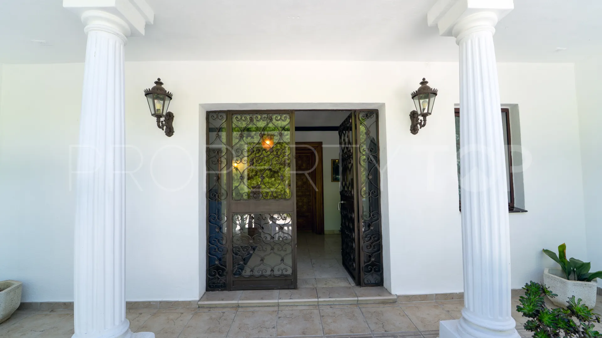 Comprar villa con 8 dormitorios en Marbesa