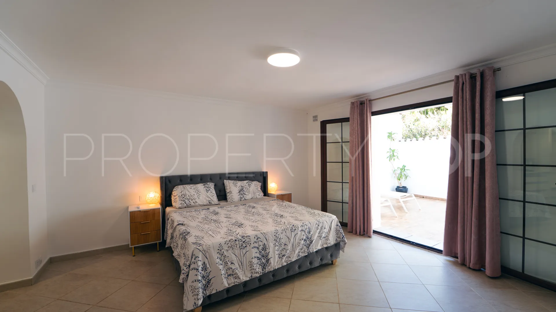 Comprar villa con 8 dormitorios en Marbesa