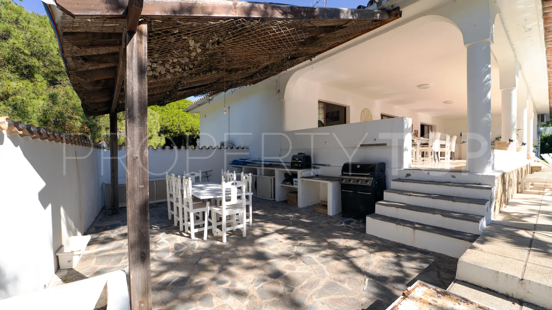 Comprar villa con 8 dormitorios en Marbesa