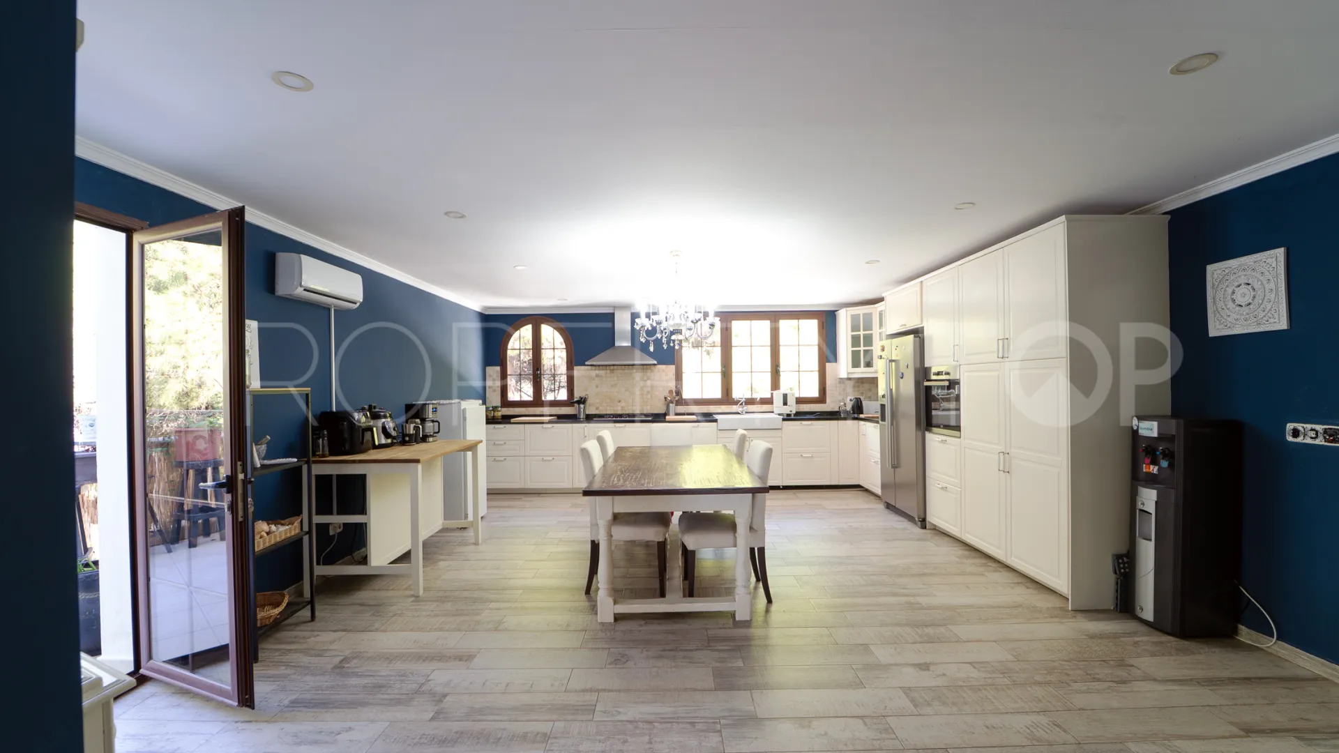 Comprar villa con 8 dormitorios en Marbesa