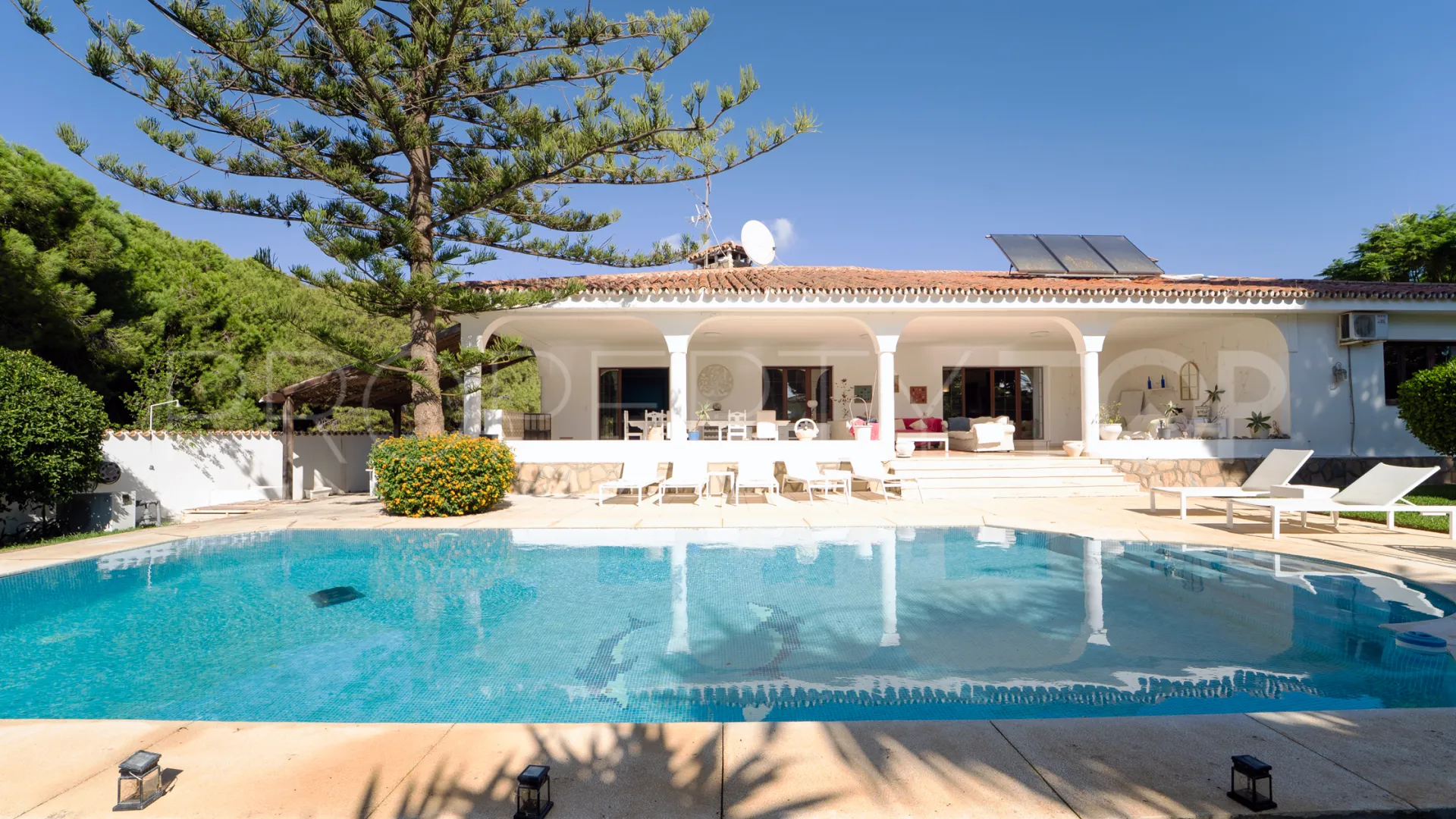 Comprar villa con 8 dormitorios en Marbesa