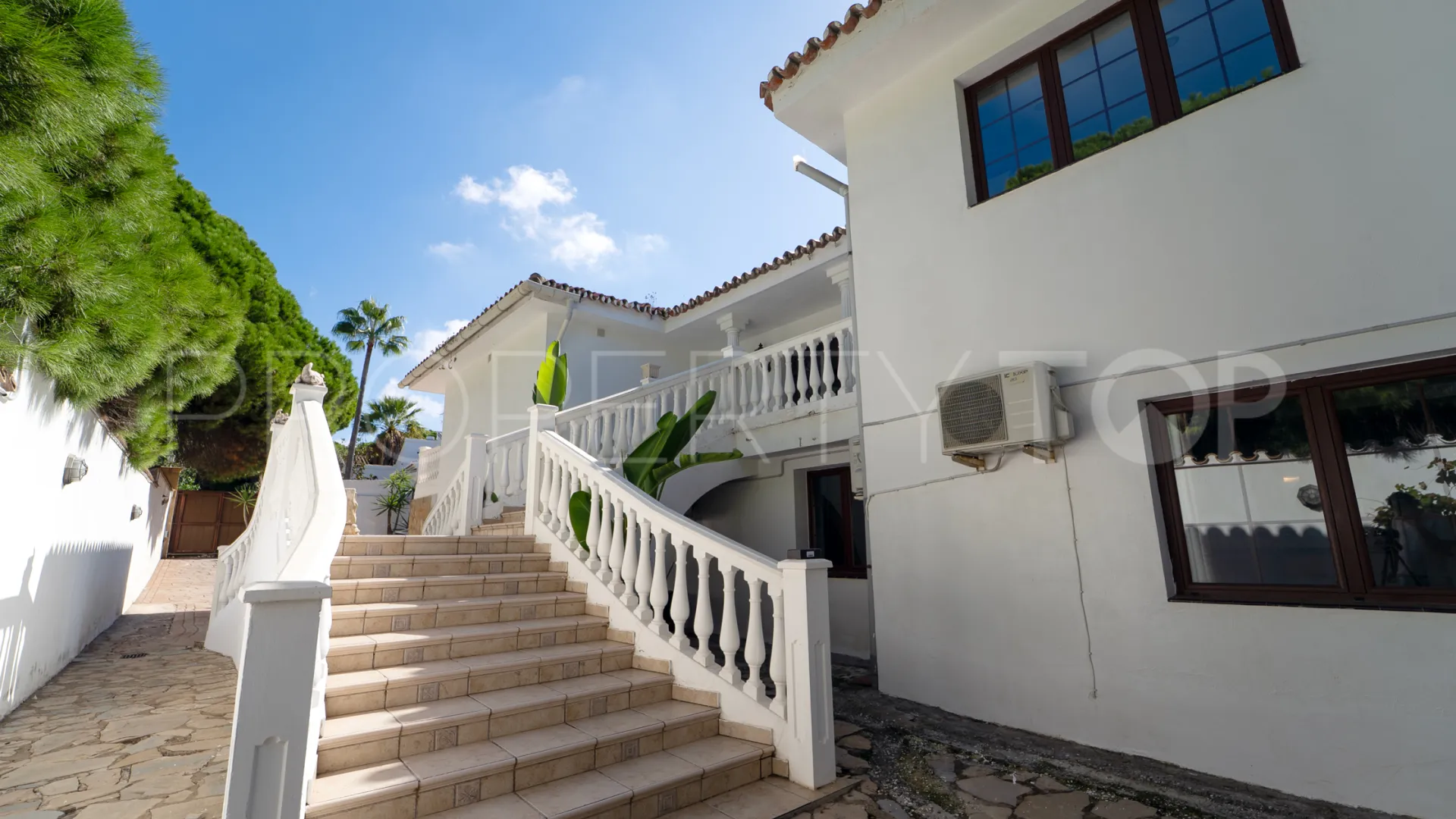Comprar villa con 8 dormitorios en Marbesa