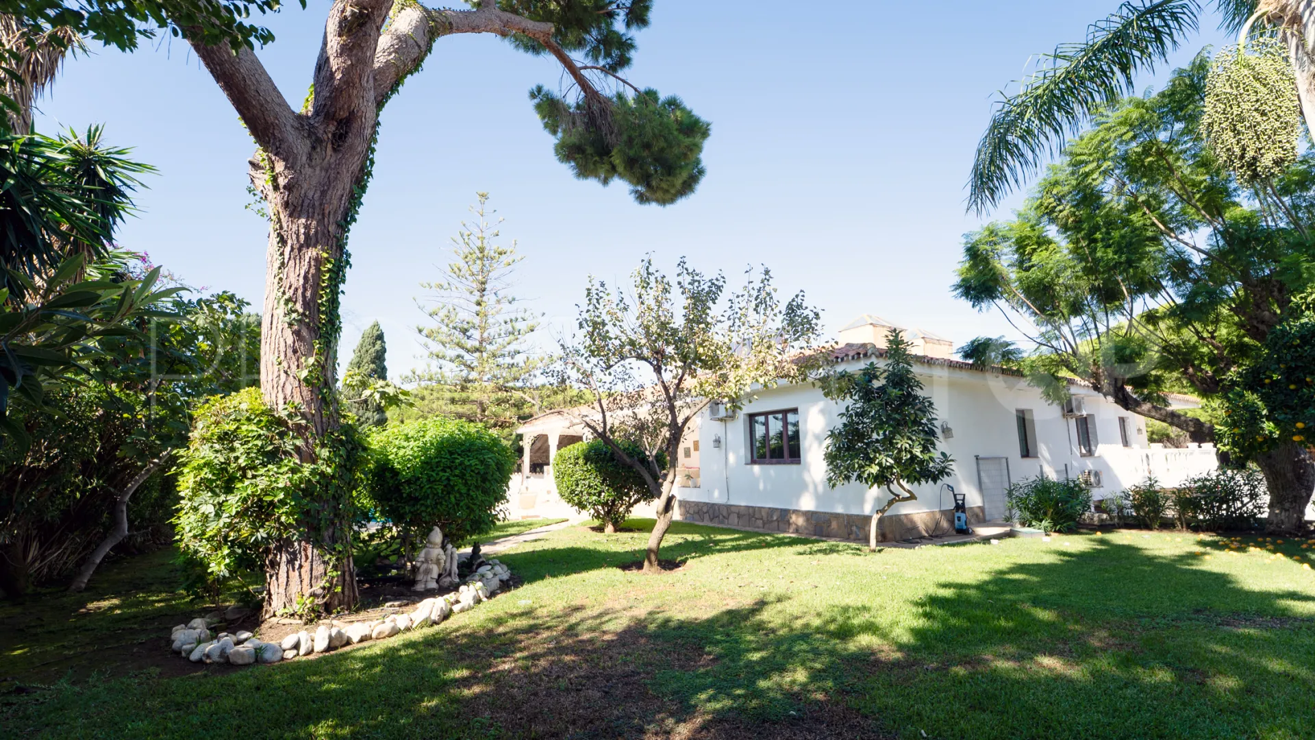 Comprar villa con 8 dormitorios en Marbesa